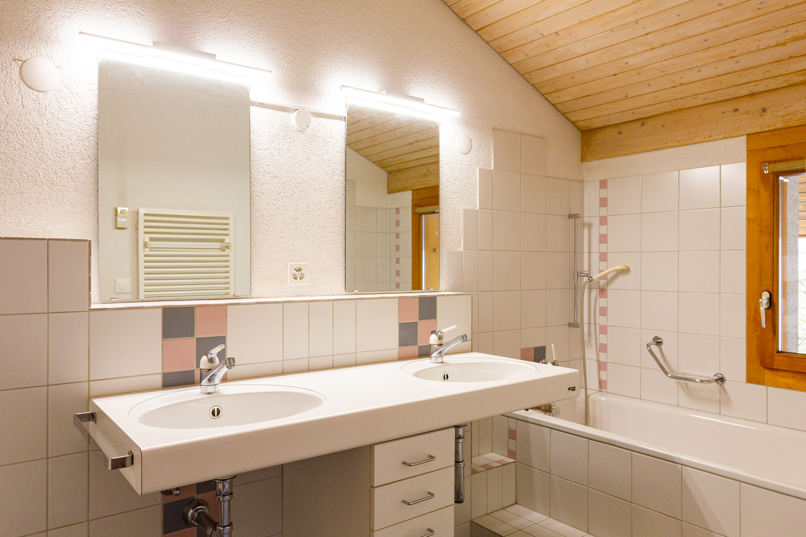 Helles Badezimmer mit Doppelwaschtisch