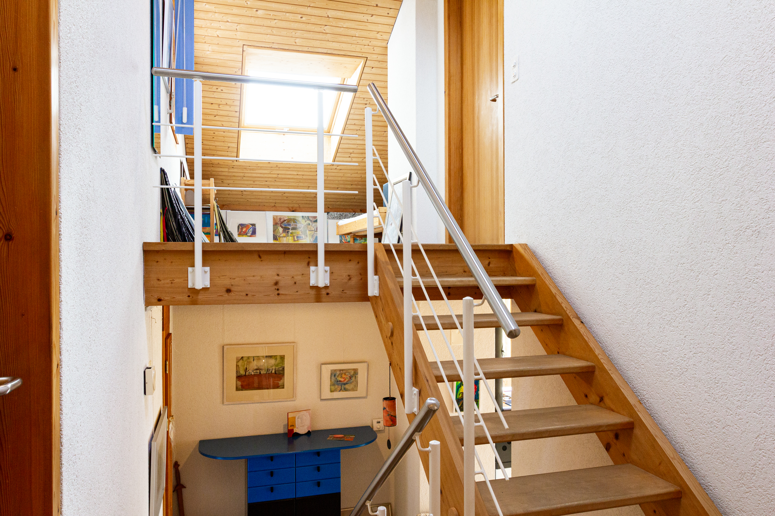 Treppenhaus mit Galerie und Dachfenster
