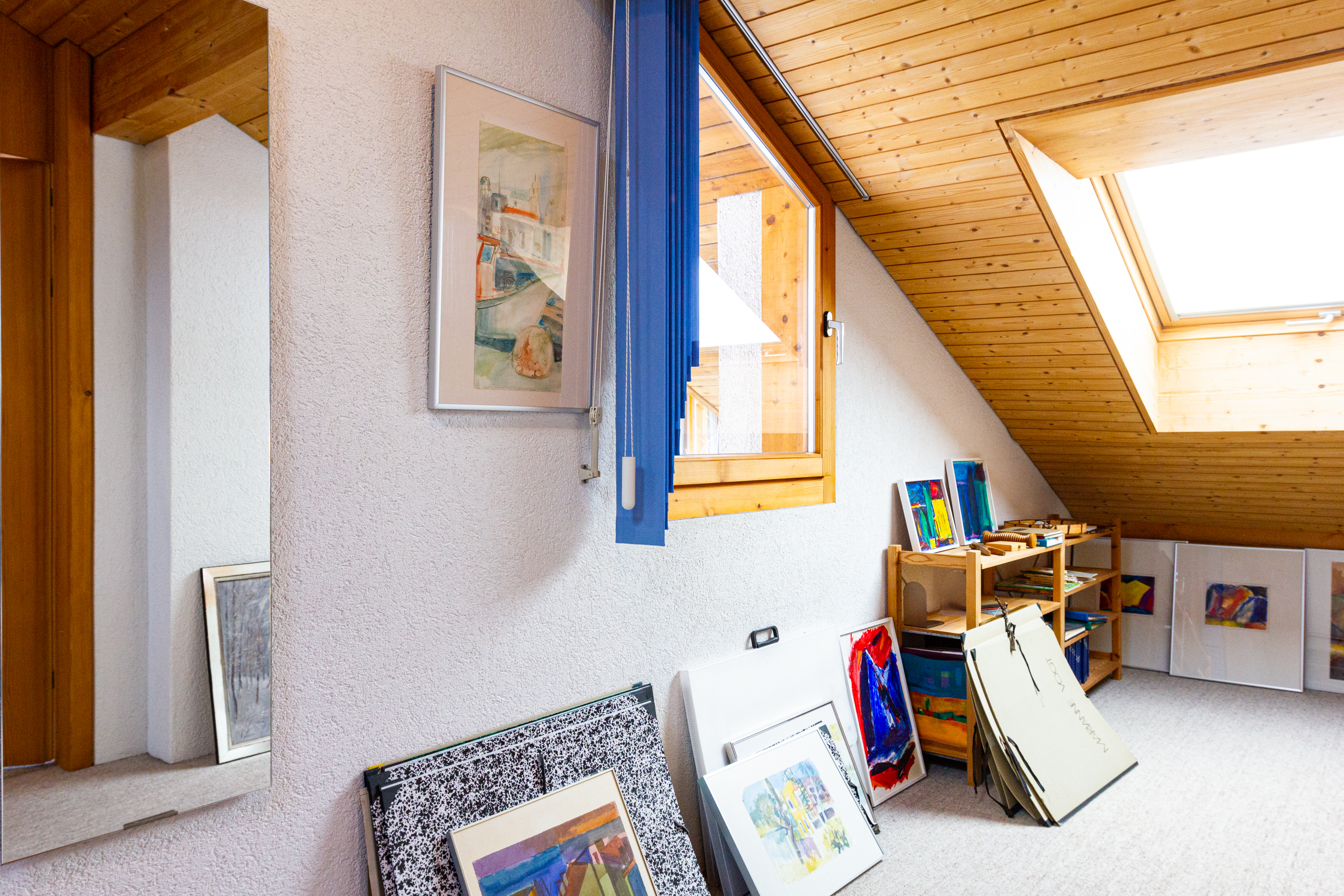 Dachgeschossraum mit Kunstwerken