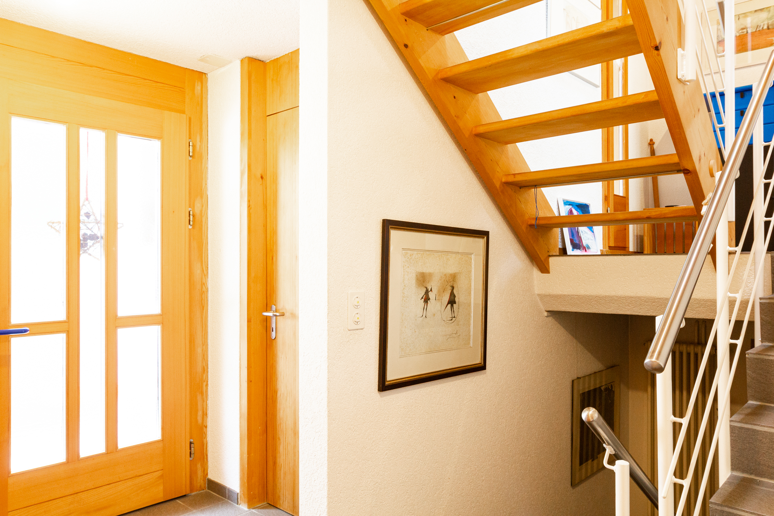 Treppenhaus mit Holztür und Holztreppe