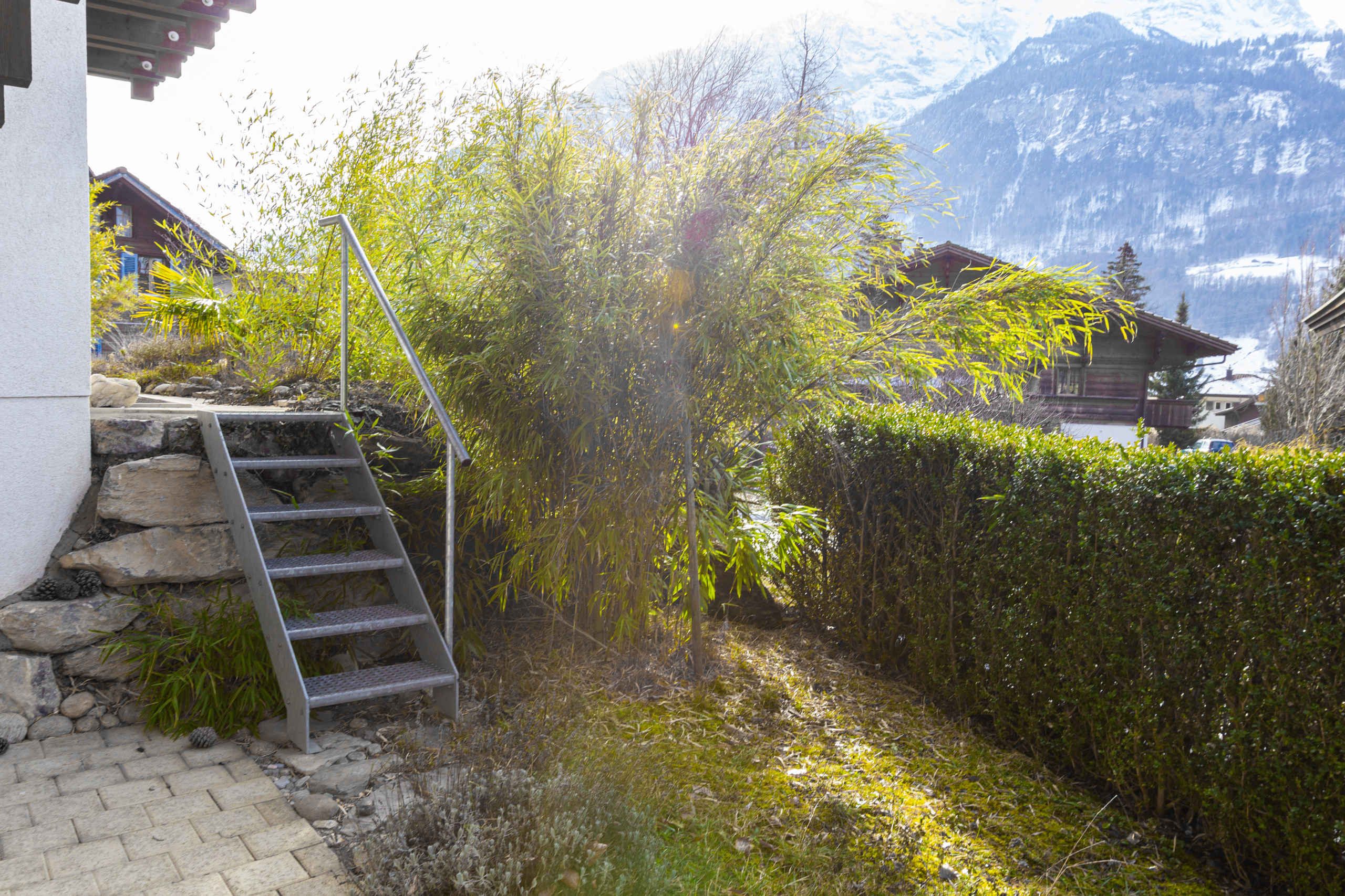 Außenbereich mit Bergblick und Gartenzugang