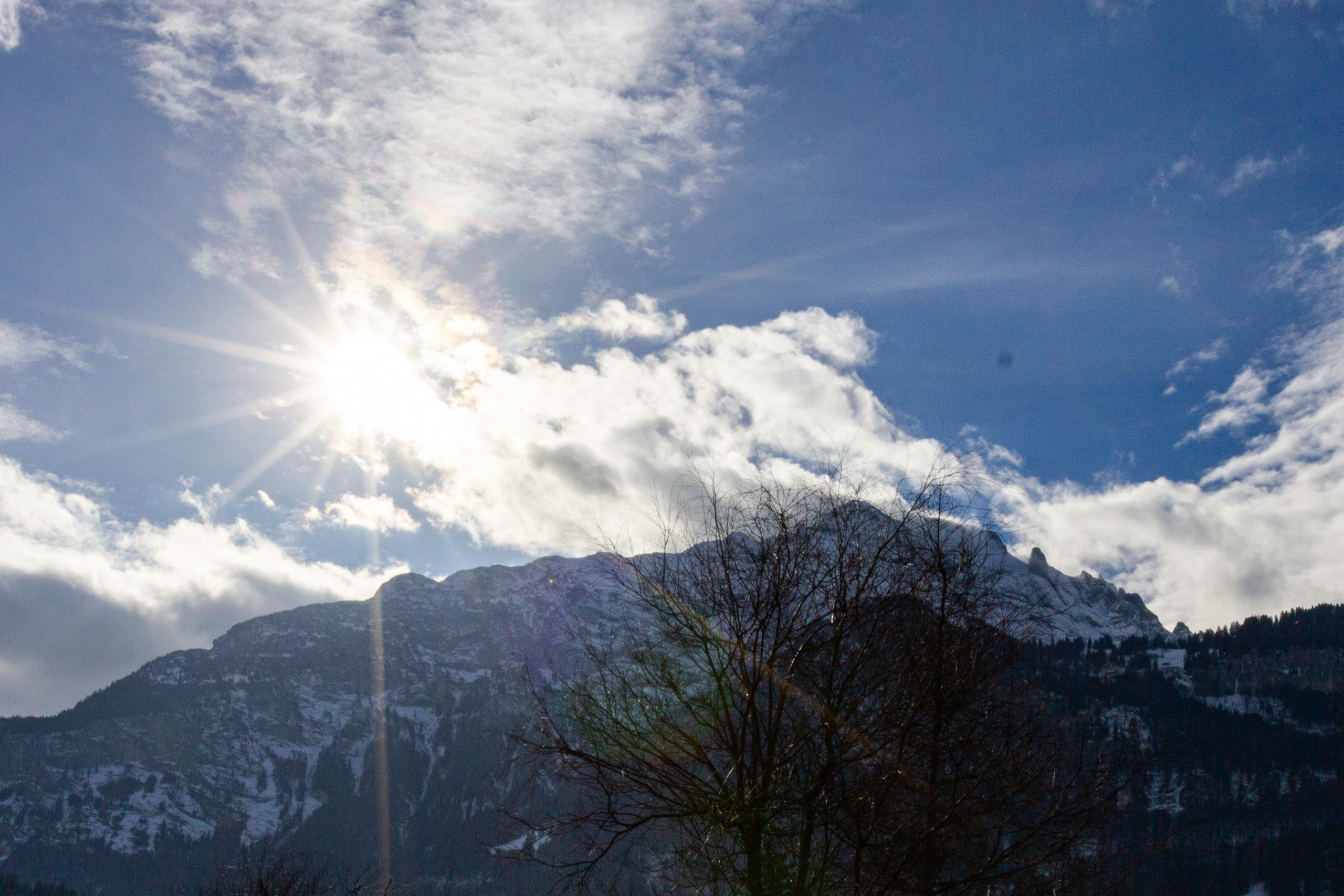 Alpenpanorama mit Sonne und Schneebergen