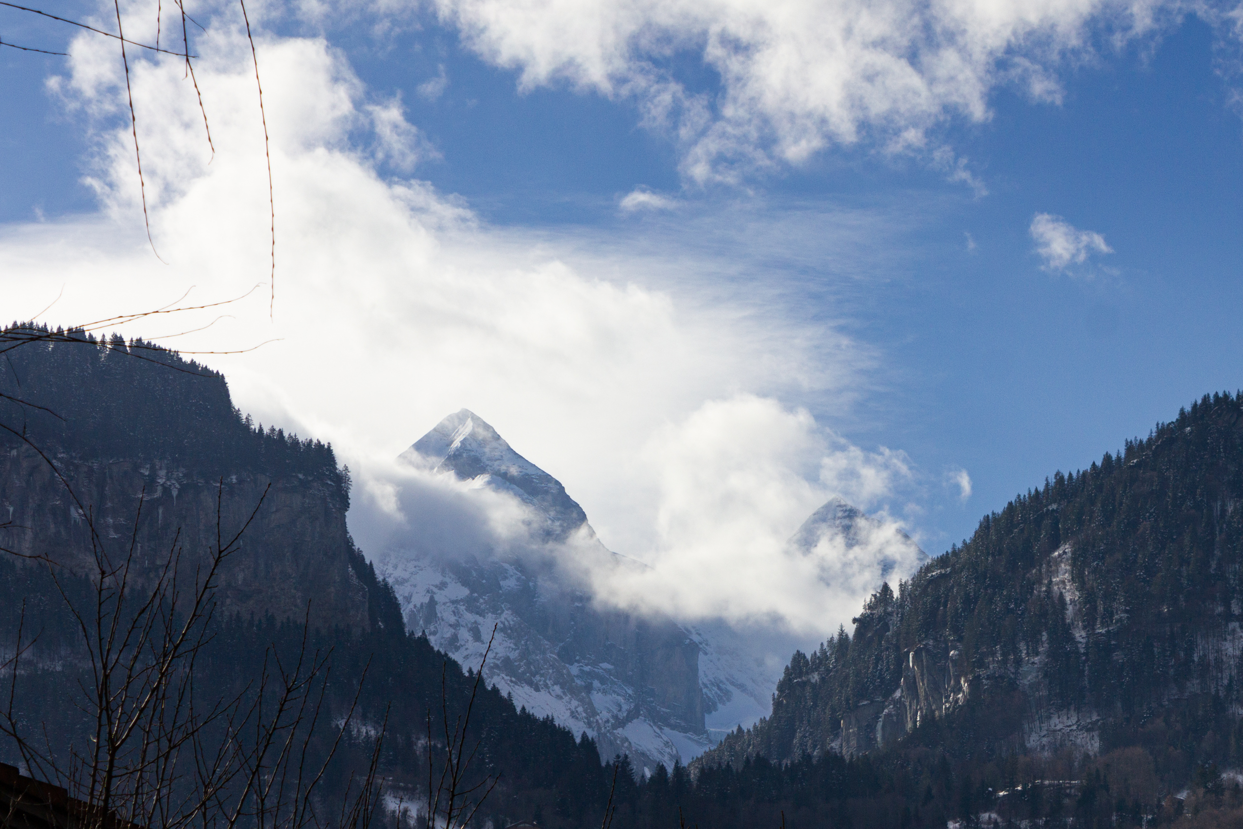 Berglandschaft mit schneebedeckten Gipfeln