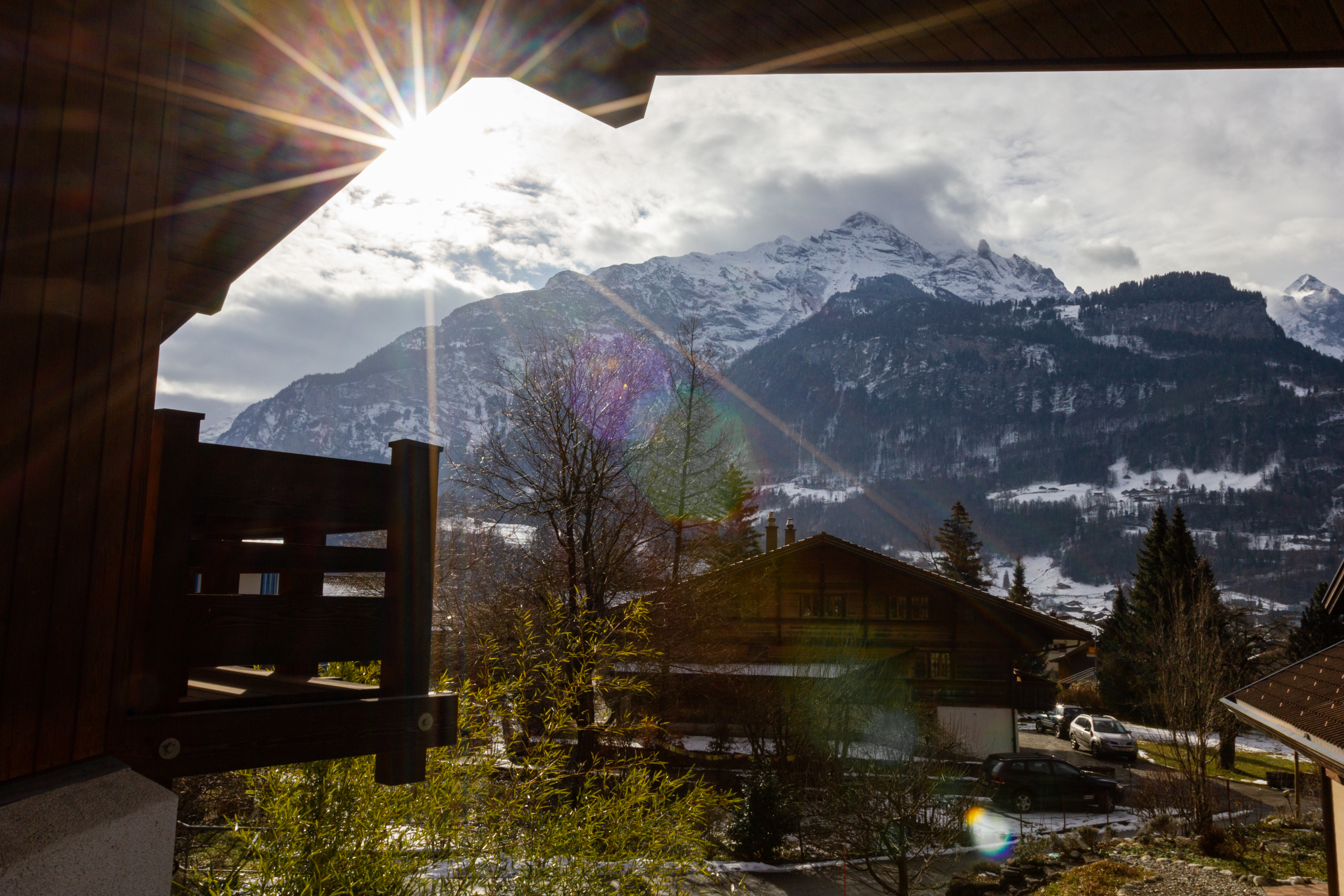 Bergblick vom Balkon mit starker Sonneneinstrahlung