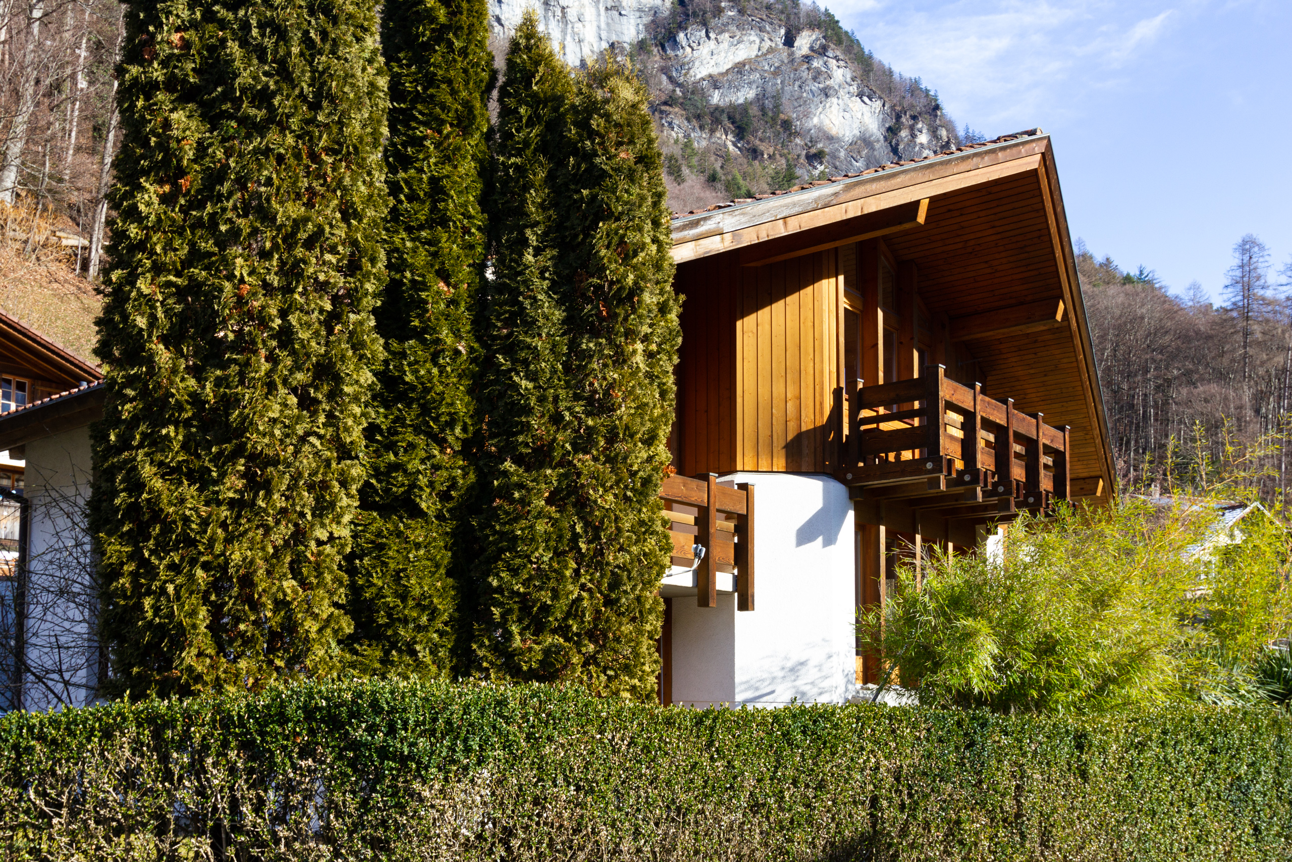 Alpen-Chalet mit Holzfassade und Balkon