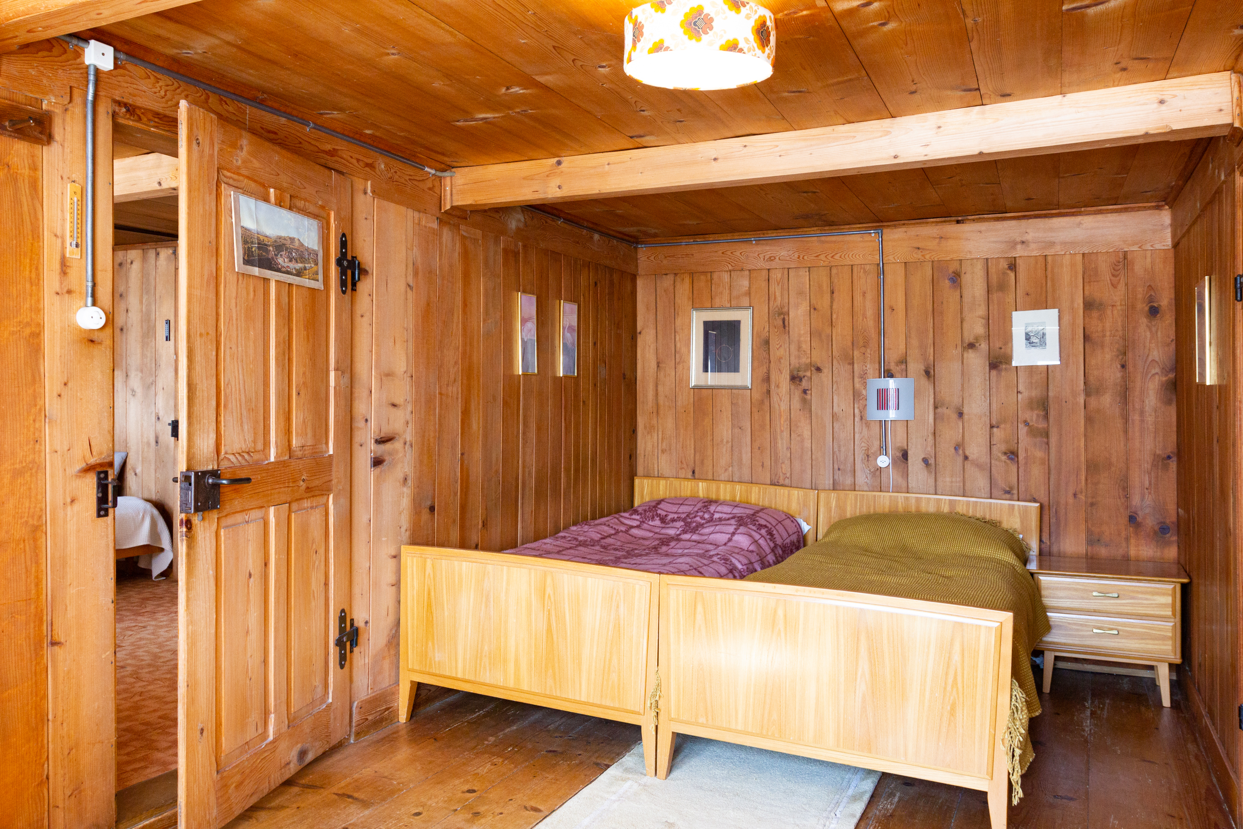 Holzvertäfeltes Schlafzimmer