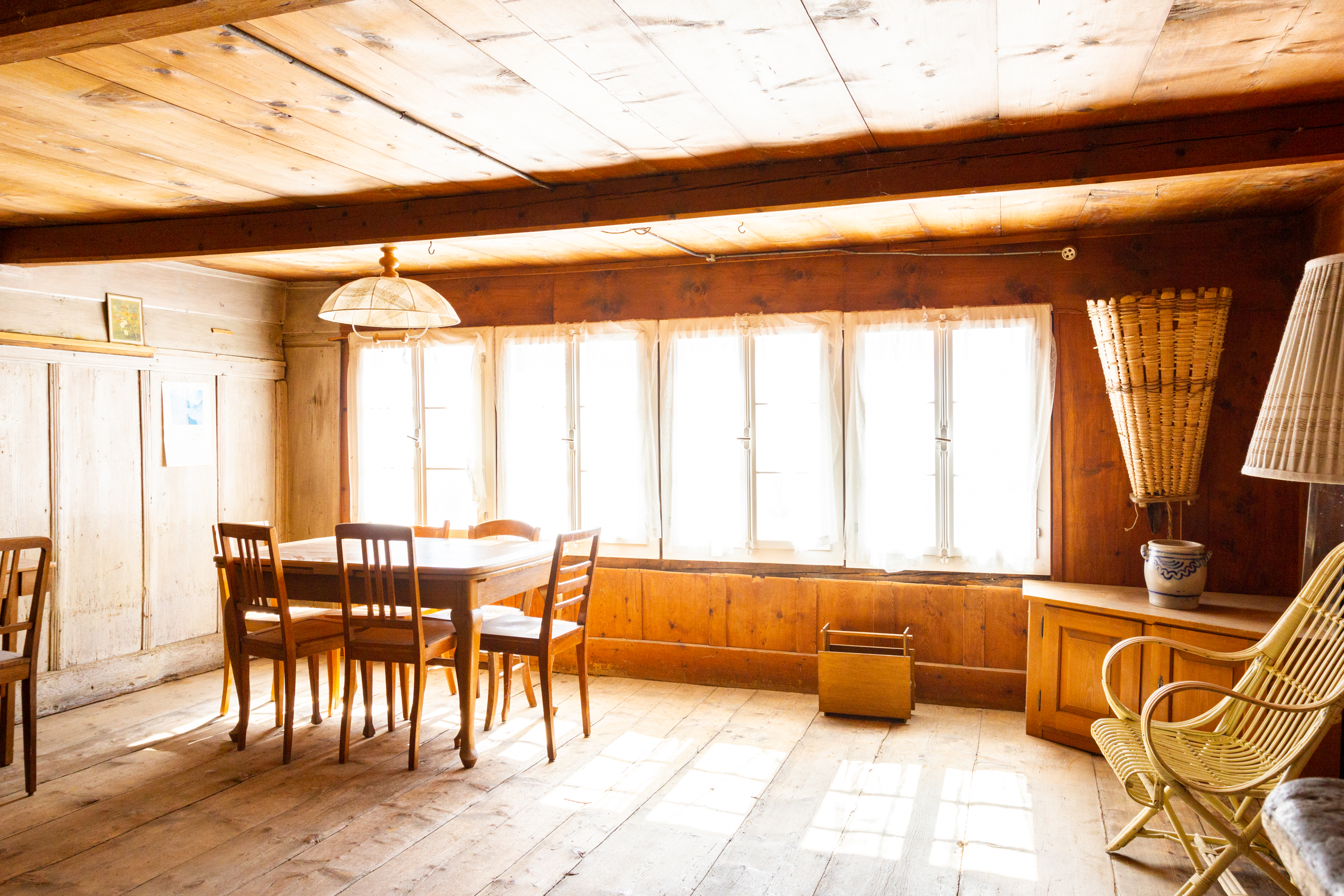 Rustikales Esszimmer mit viel Holz