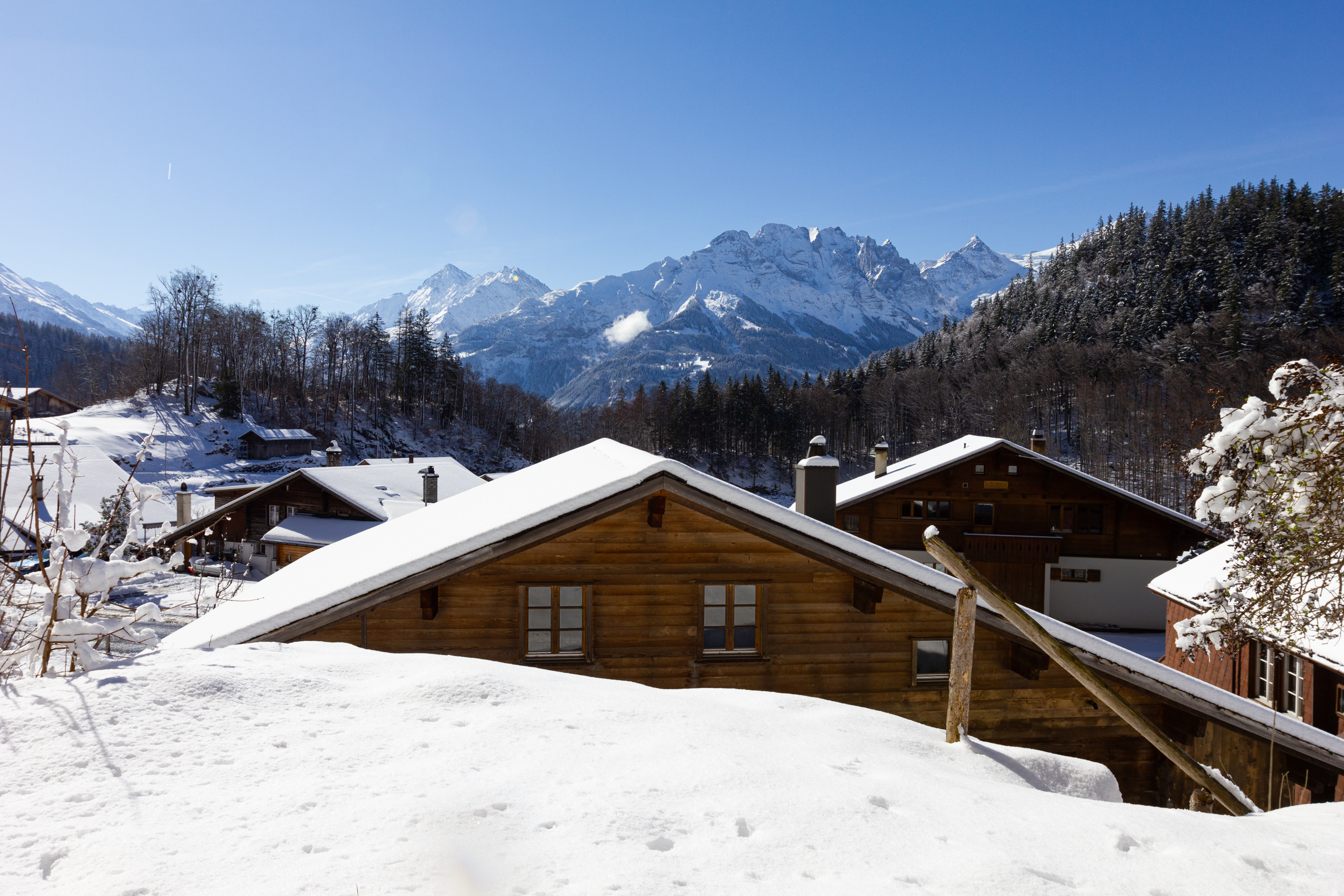 Alpines Winterdorf mit Chalets und Bergpanorama