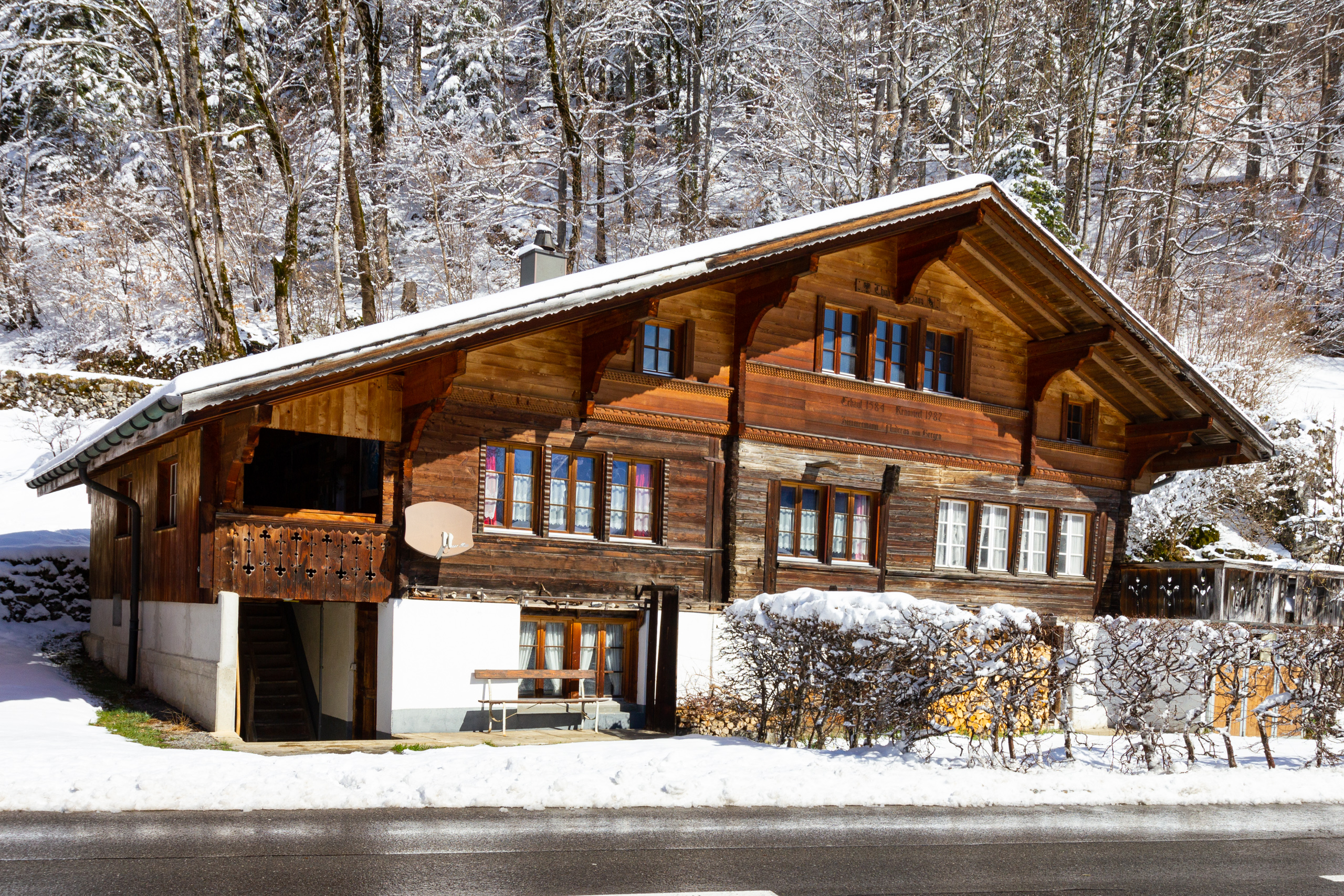 Schneebedecktes Alpenchalet von außen