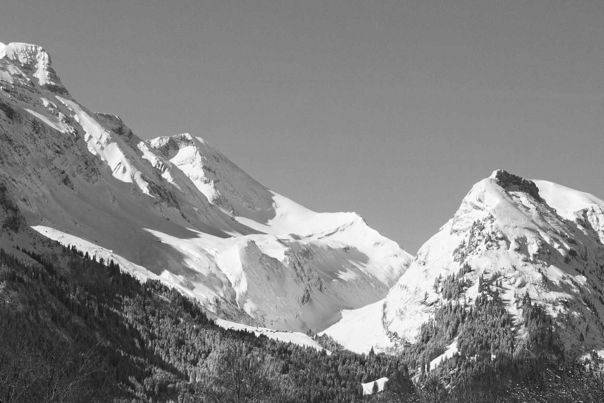 Schneebedeckte Berglandschaft