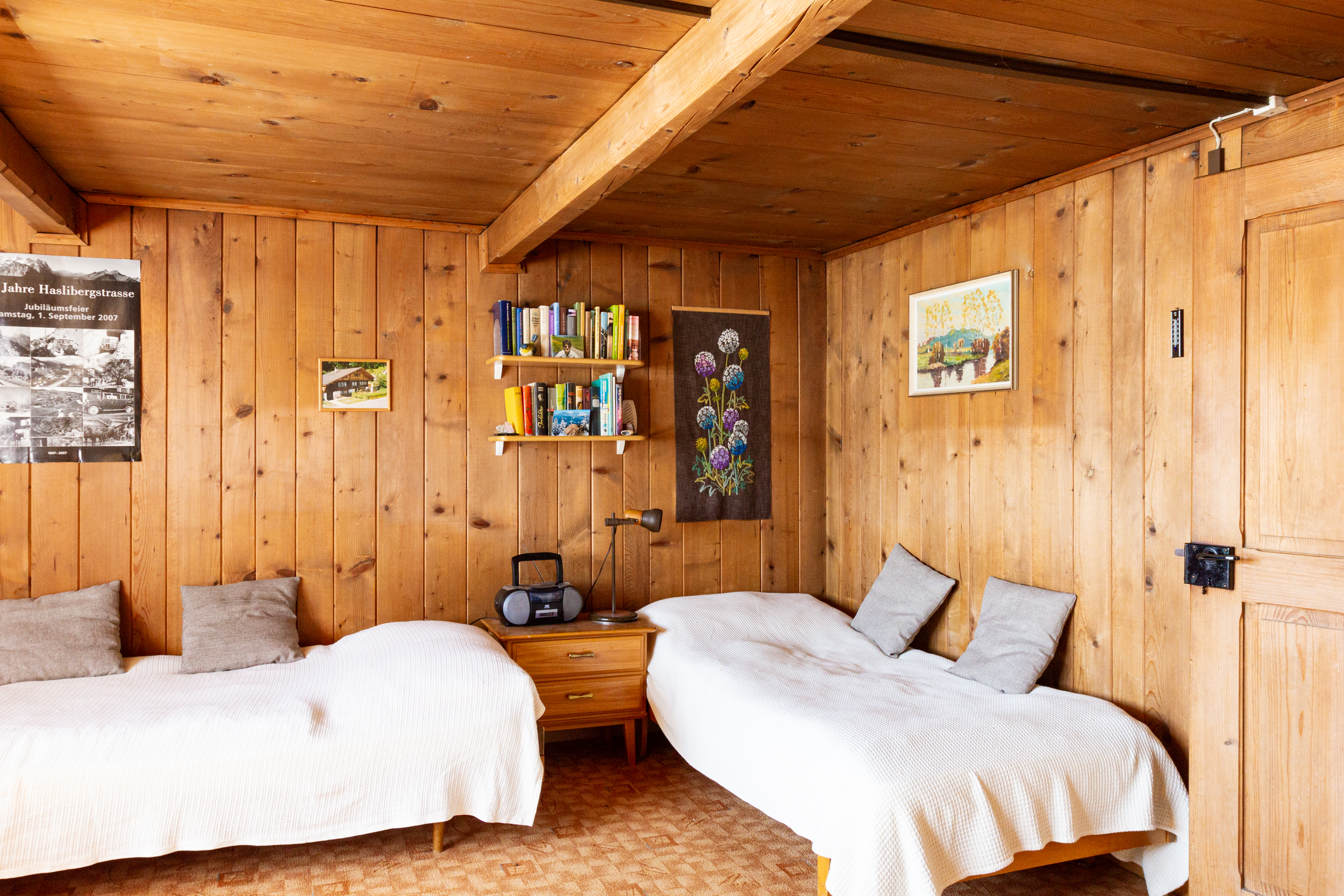 Gemütliches Holzschlafzimmer mit zwei Einzelbetten