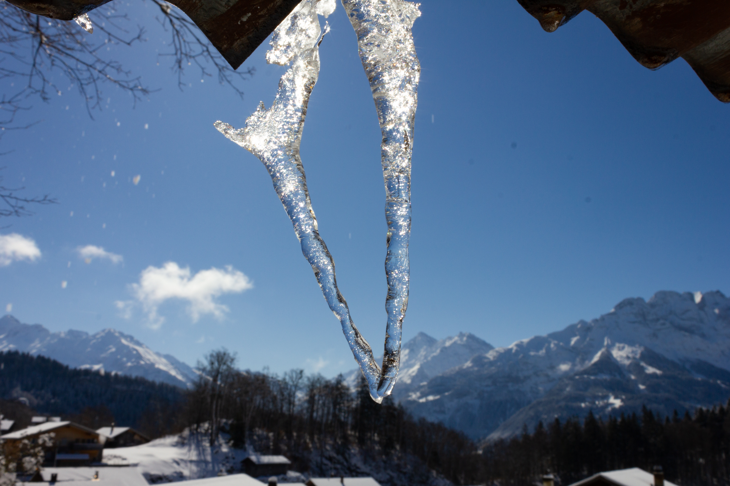 Schneelandschaft mit Eiszapfen und Bergblick