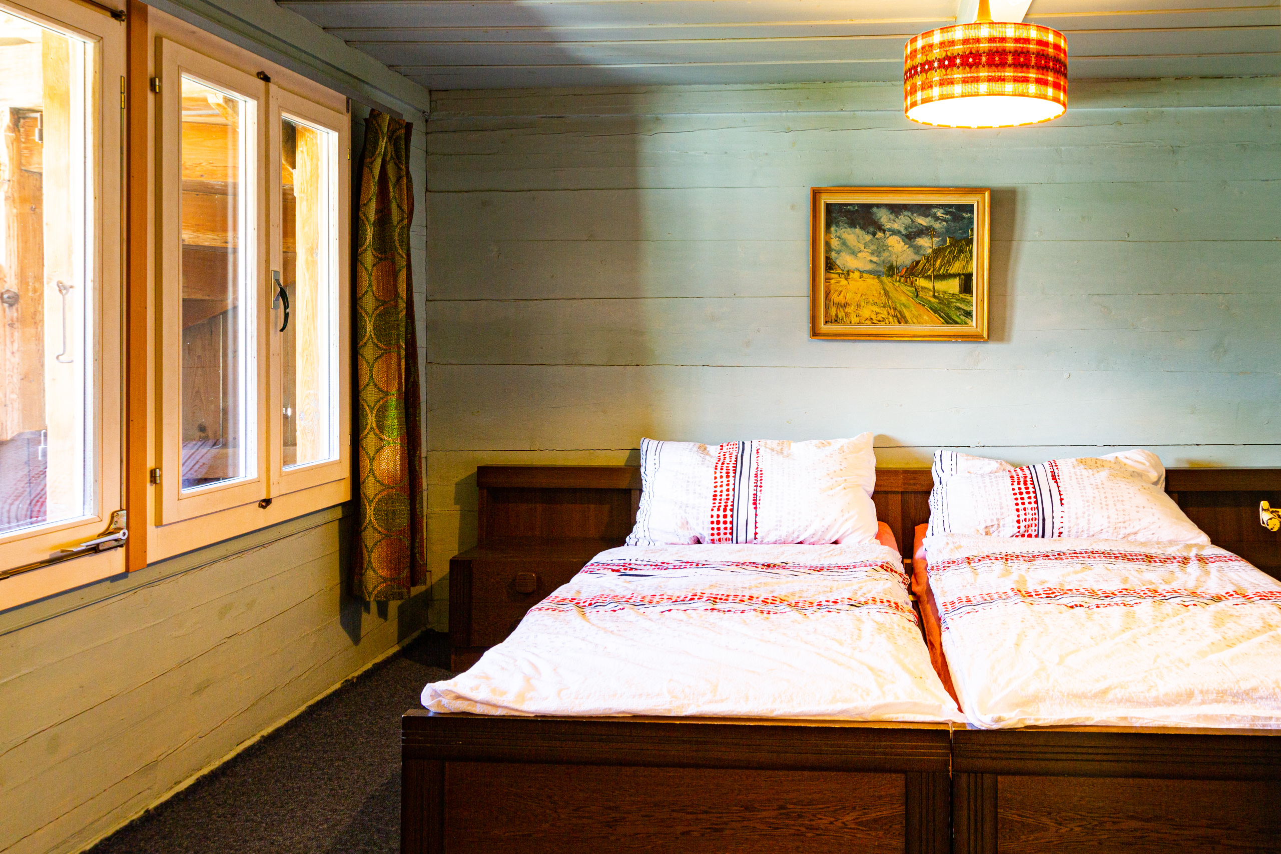 Gemütliches Schlafzimmer mit Holzwänden