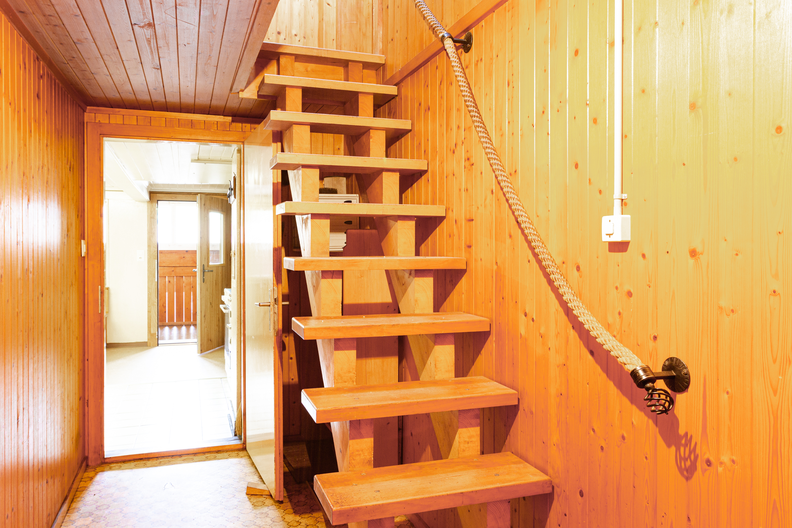 Holztreppe im Flur