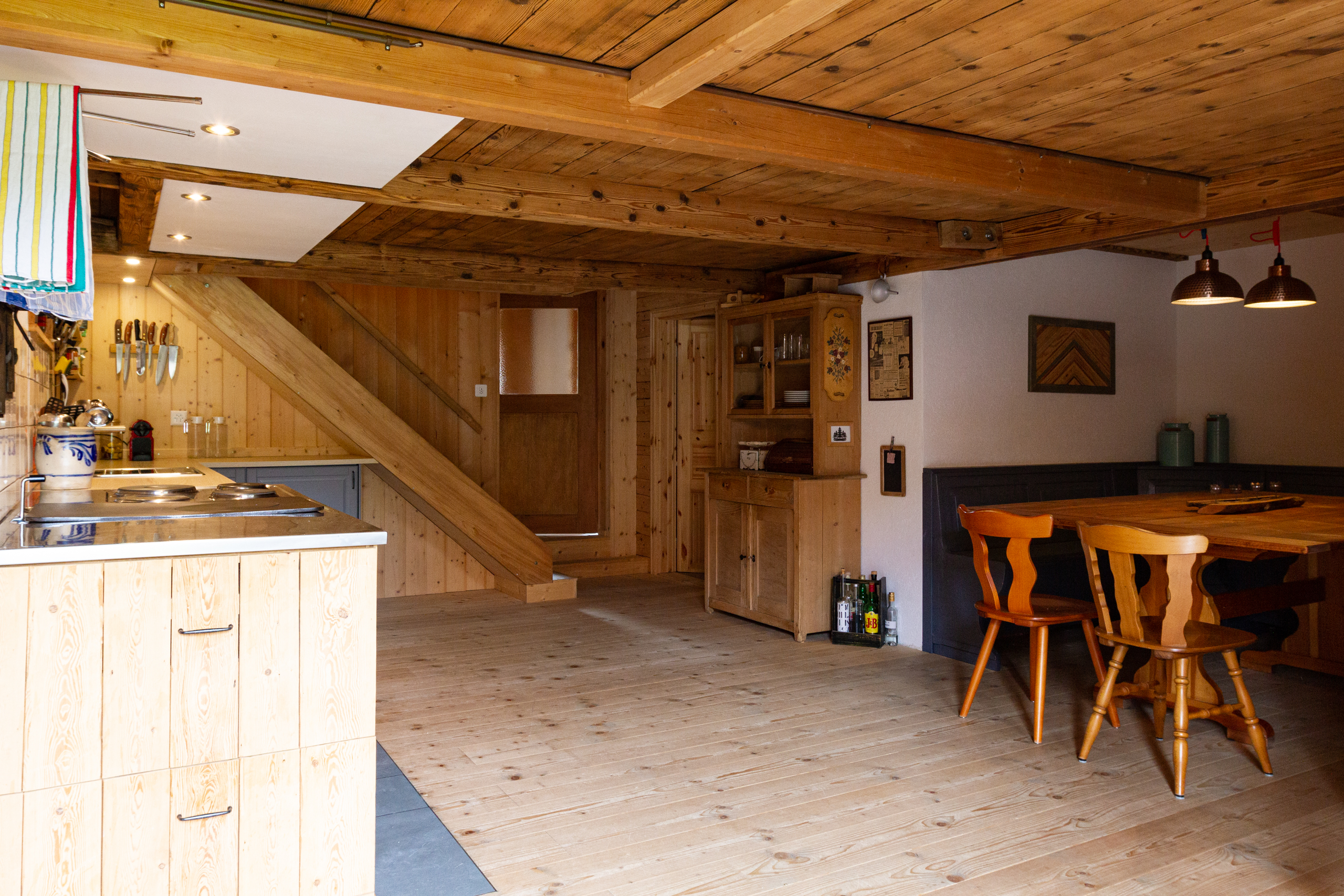 Rustikale Holz-Küche mit Essbereich