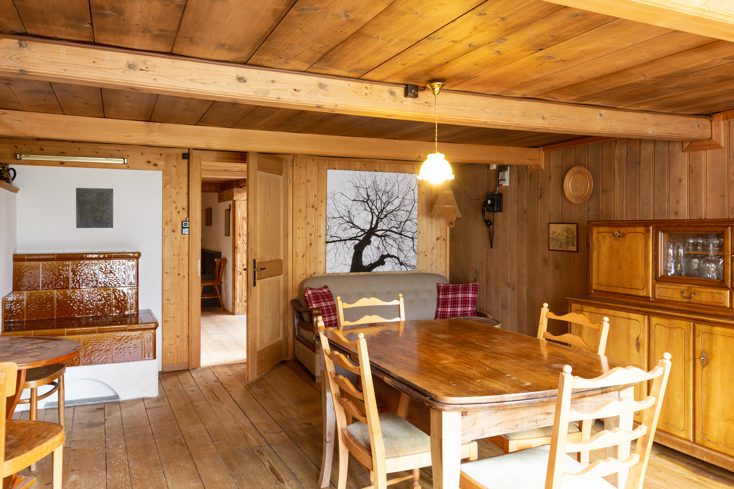 Rustikaler Wohn- und Essbereich mit viel Holz