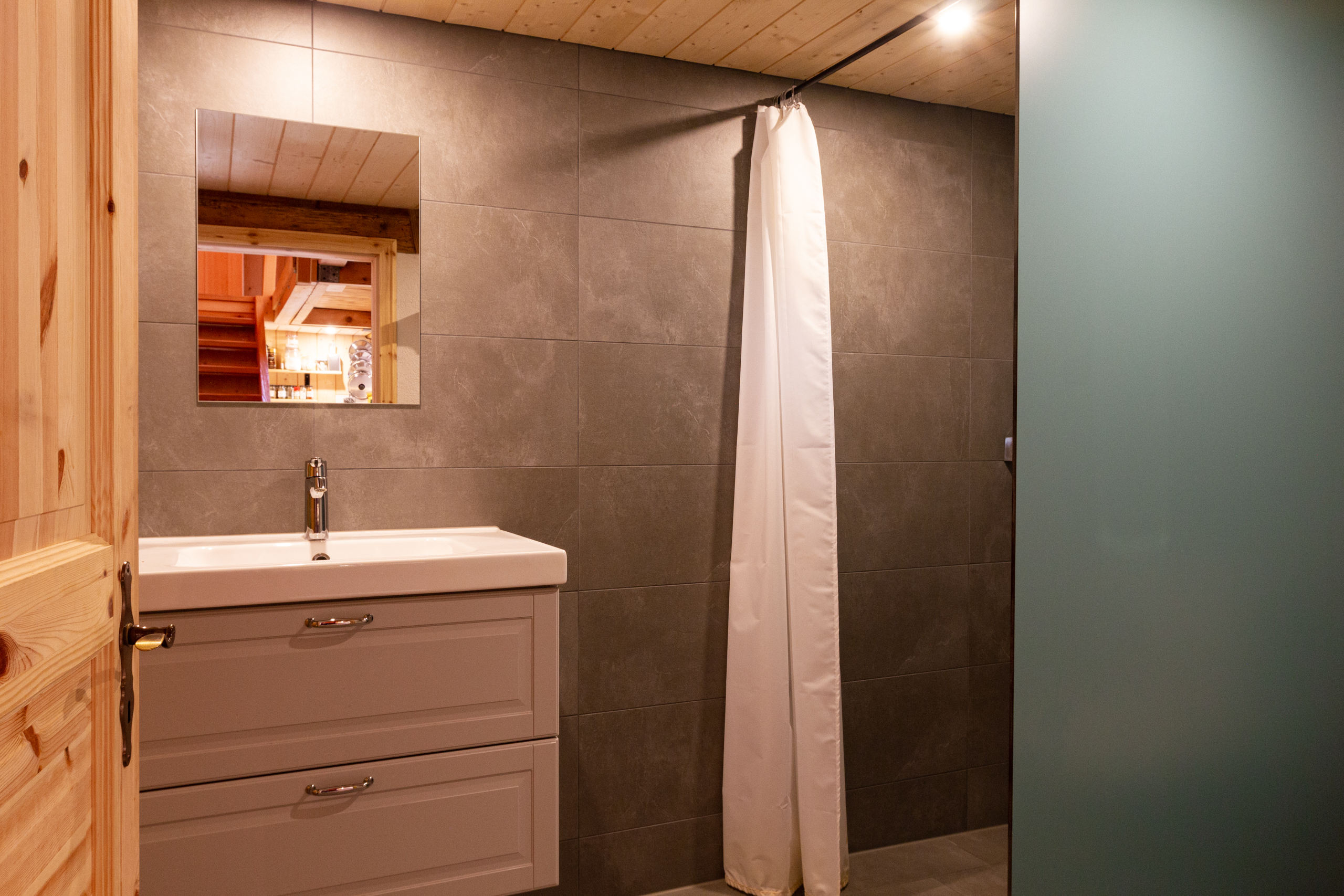 Modernes Badezimmer mit Dusche und Waschtisch