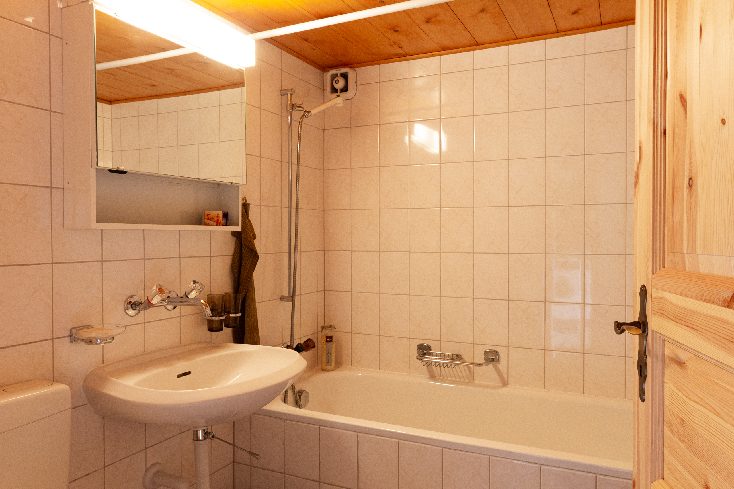 Badezimmer mit Badewanne und Waschtisch