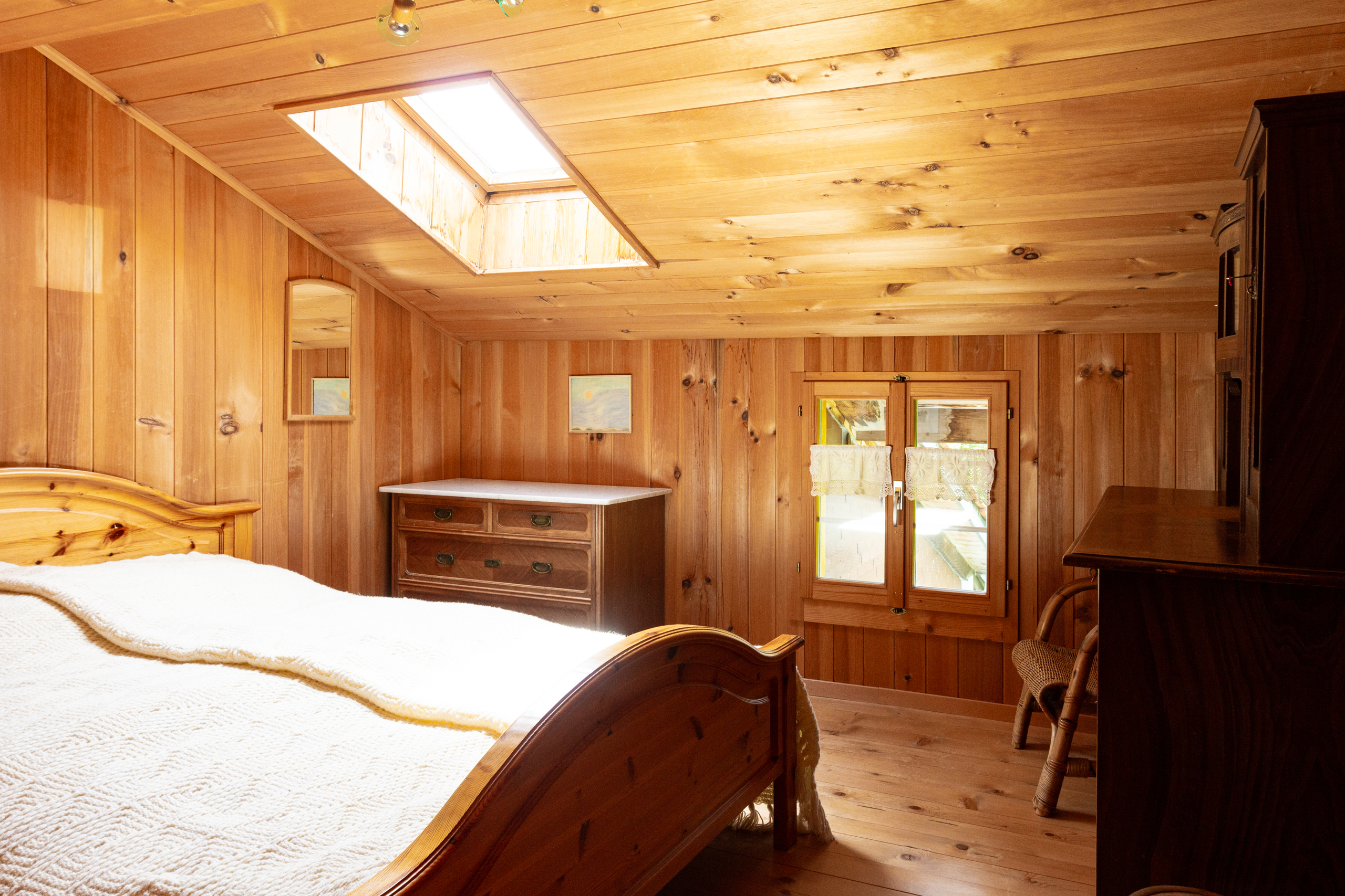 Rustikales Schlafzimmer mit Holzvertäfelung