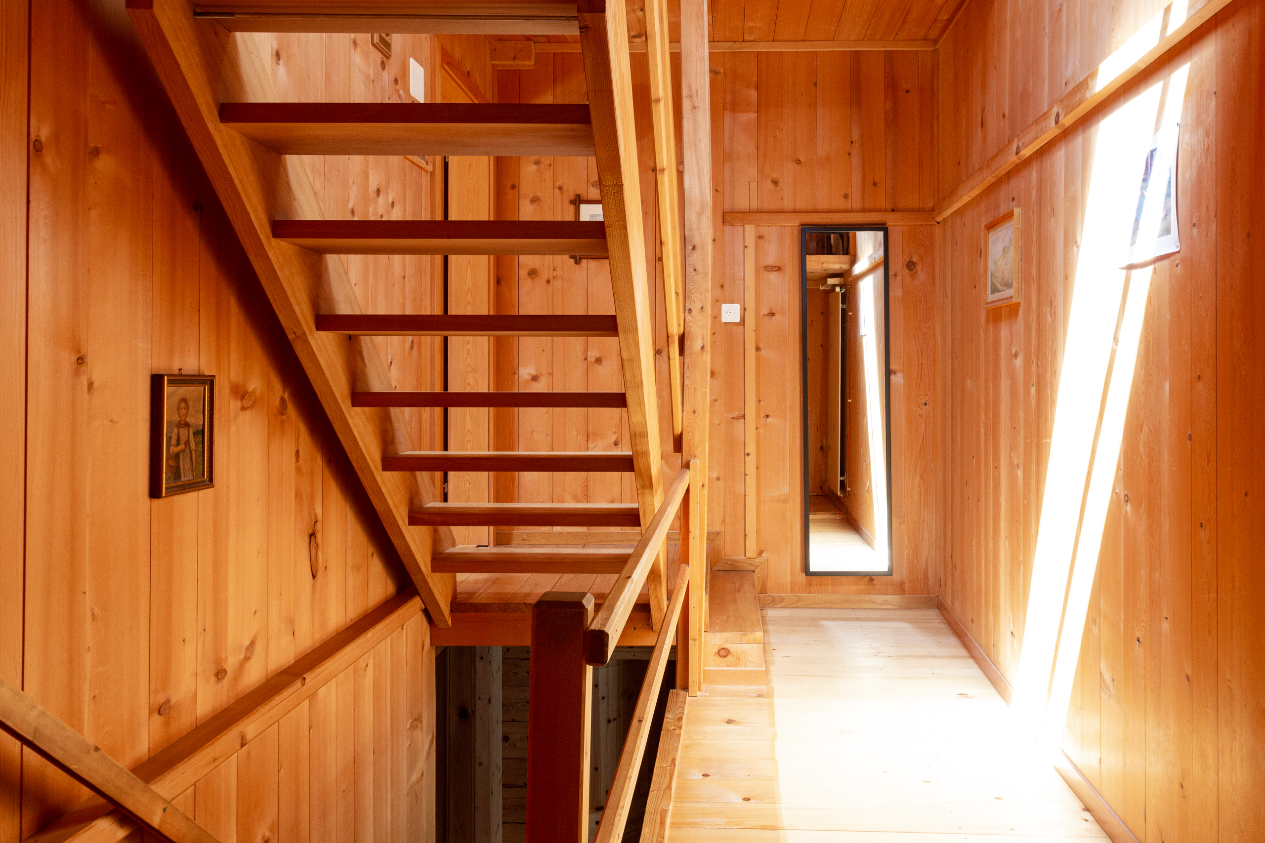 Holzverkleidetes Treppenhaus