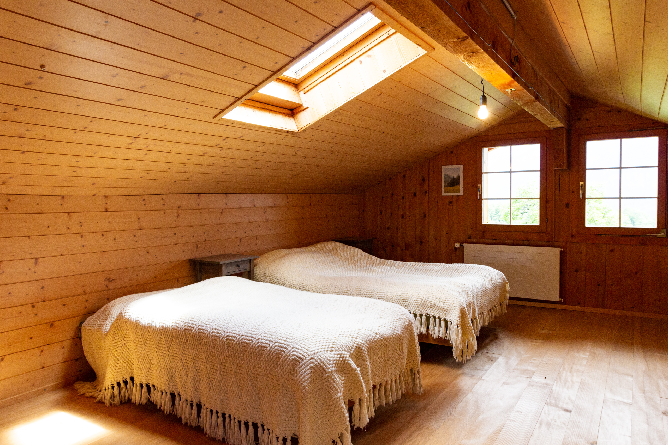 Dachgeschoss-Schlafzimmer mit Holzausbau