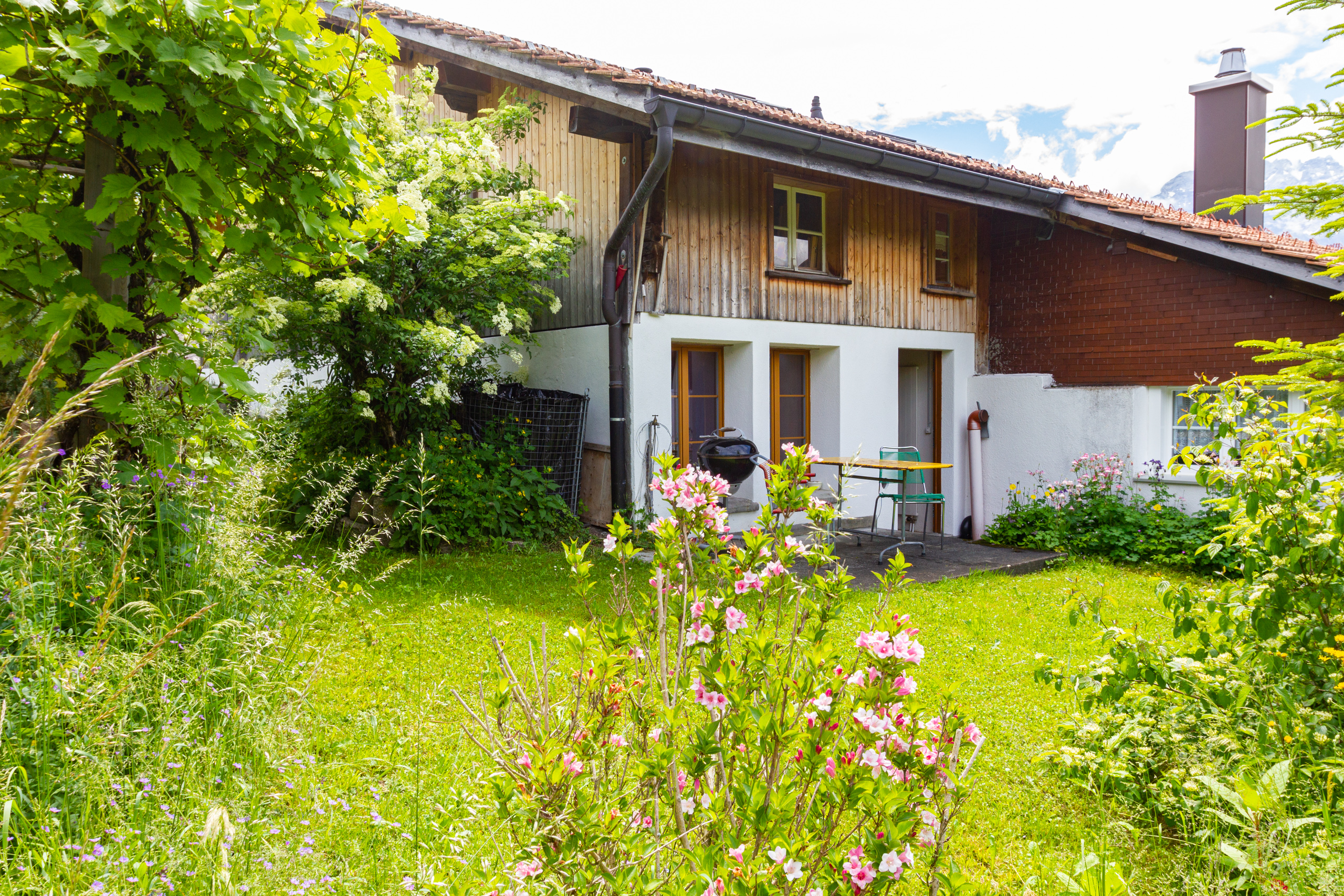 Gartenansicht eines Holzhauses
