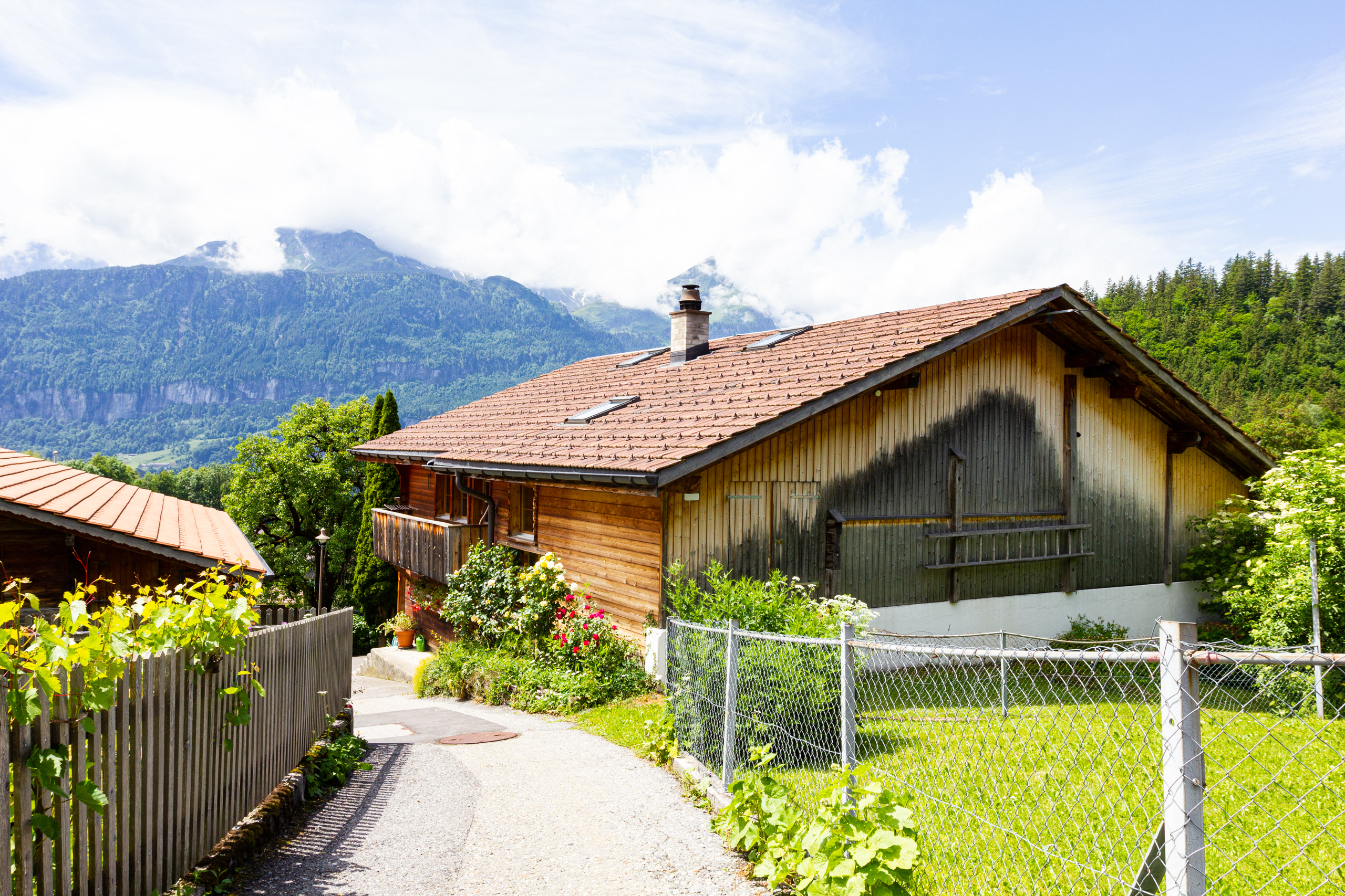 Alpines Holzhaus mit Bergblick