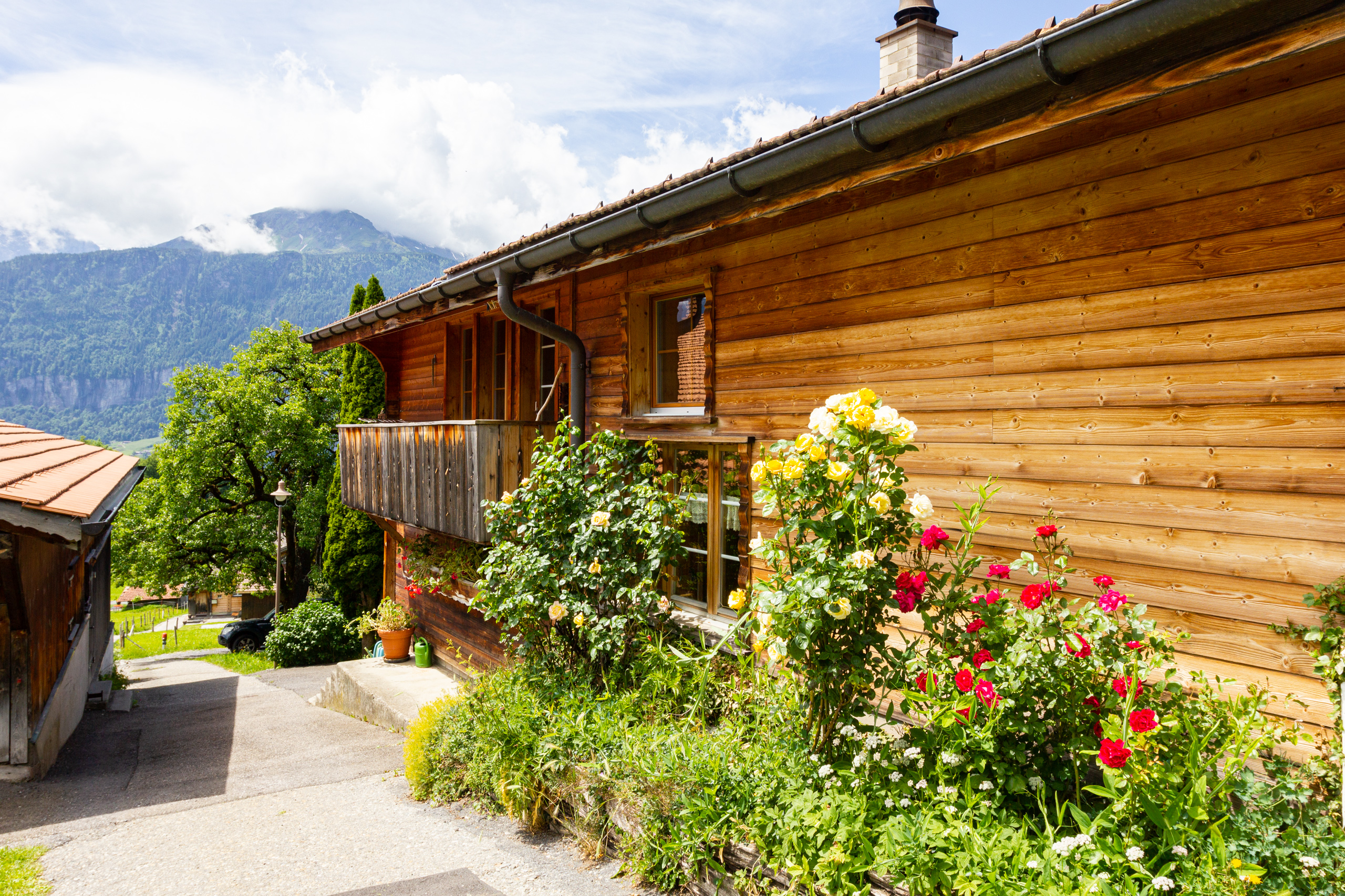 Alpenhaus mit Holzfassade und Bergblick