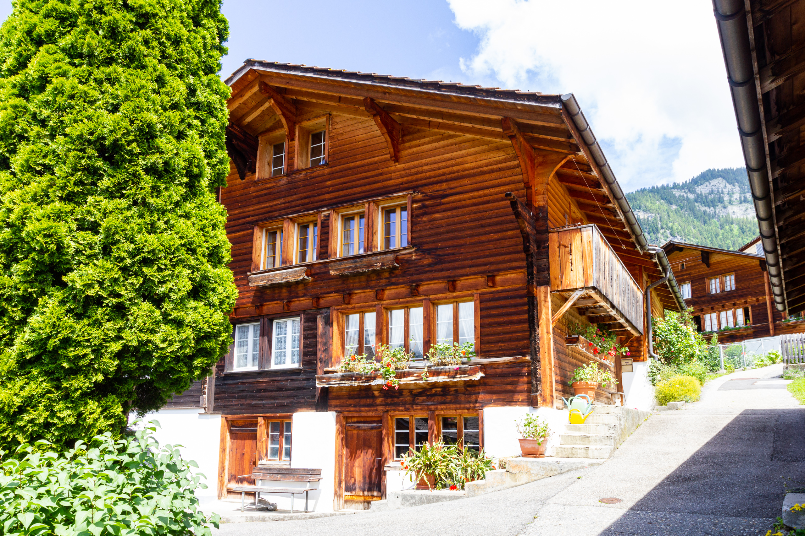 Holzchalet mit Balkon und Bergblick