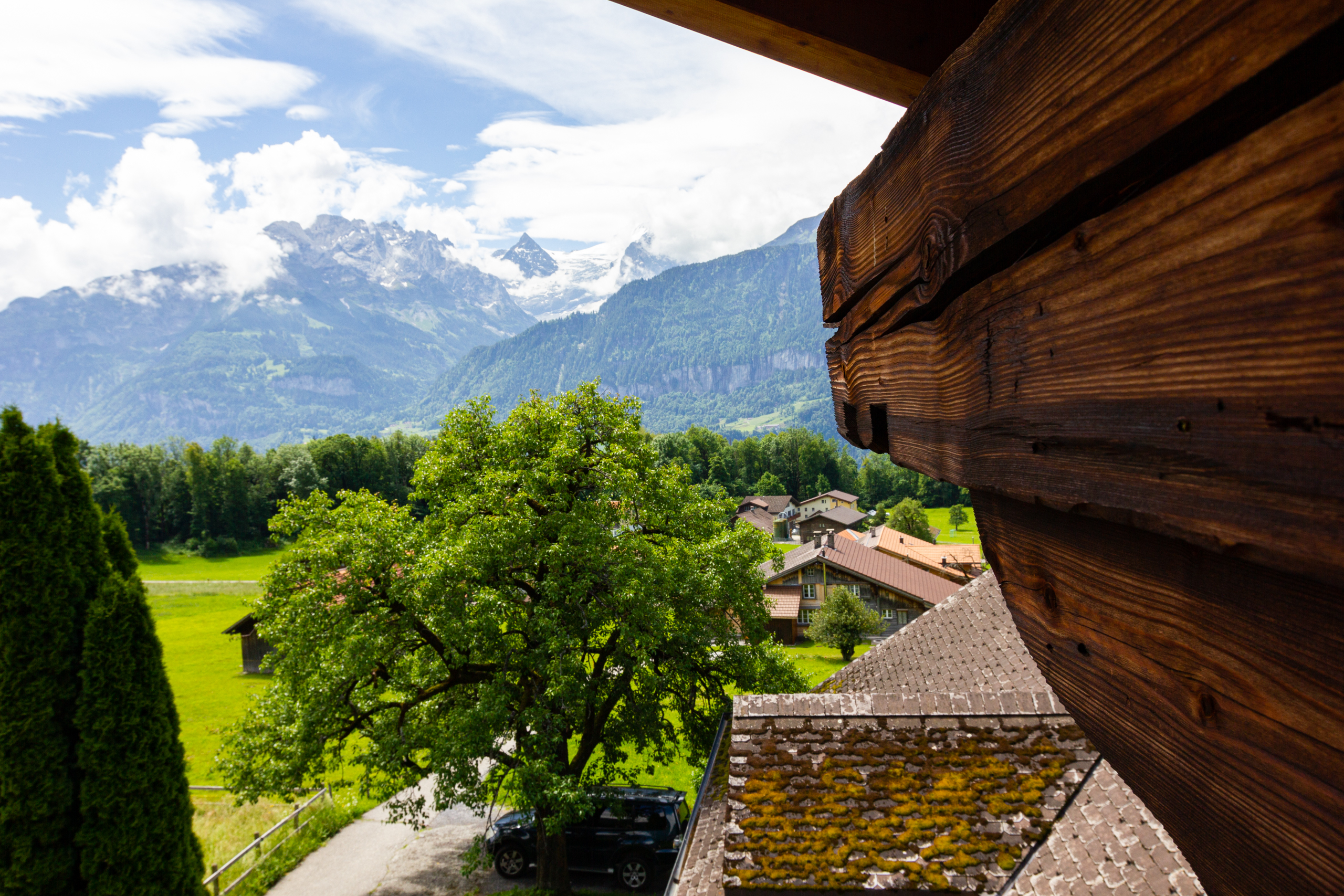 Alpenblick von einem Holzgebäude