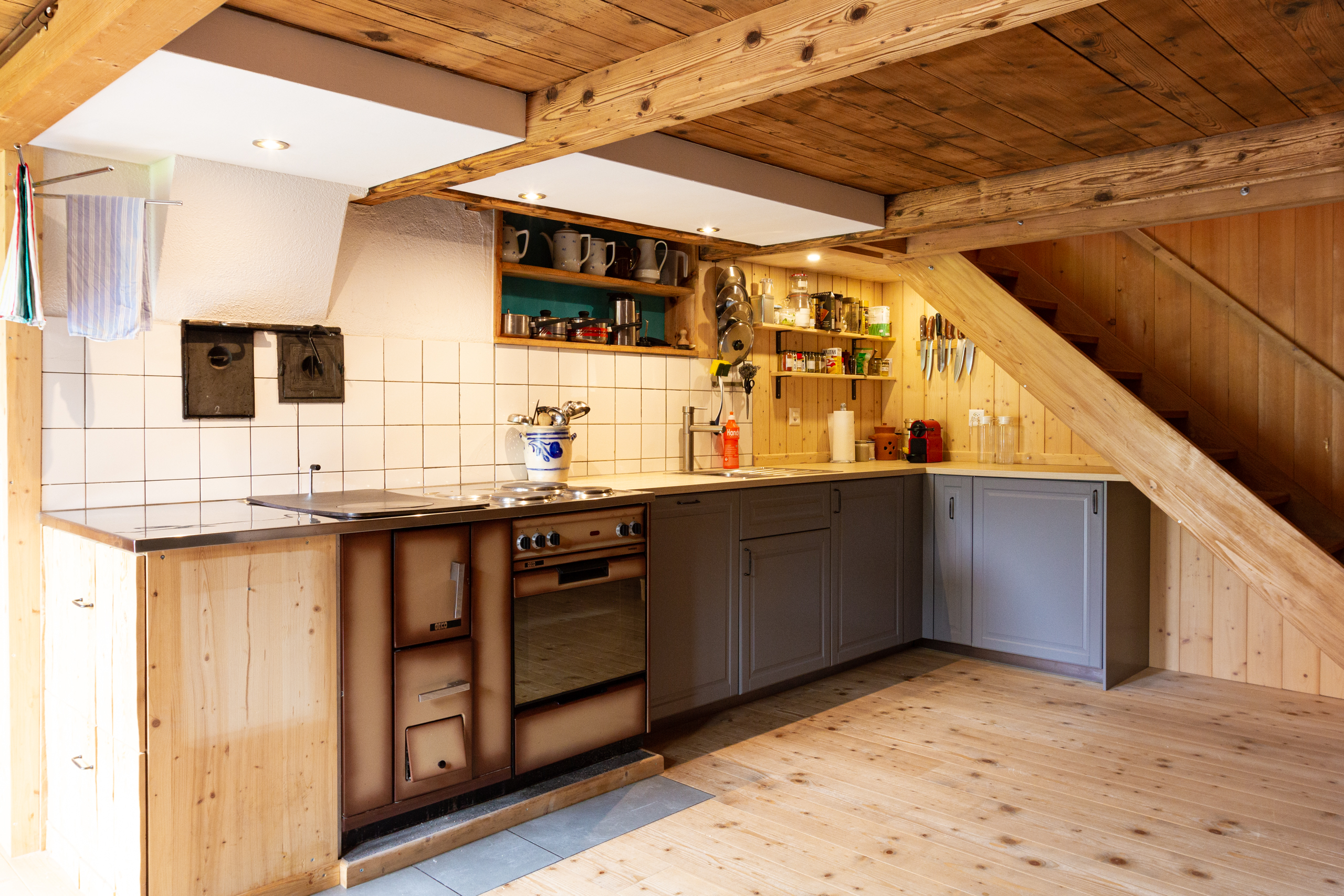 Rustikale Dachgeschoss-Küche mit Holz und Ofen