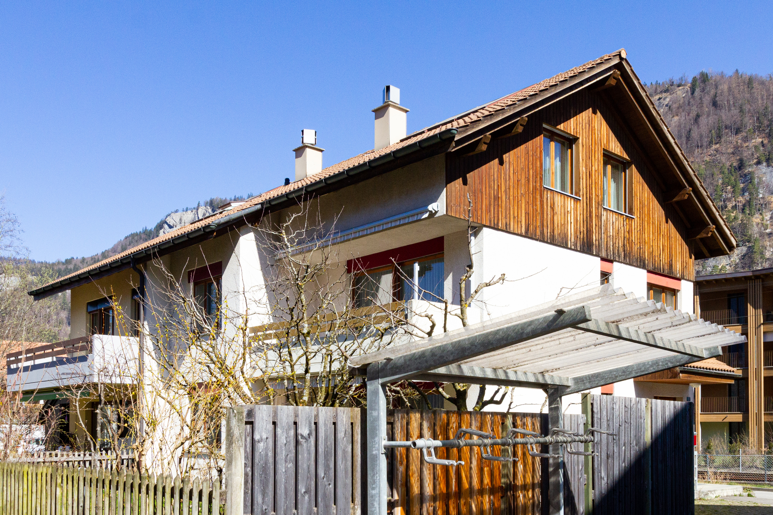 Alpenhaus mit Holzfassade