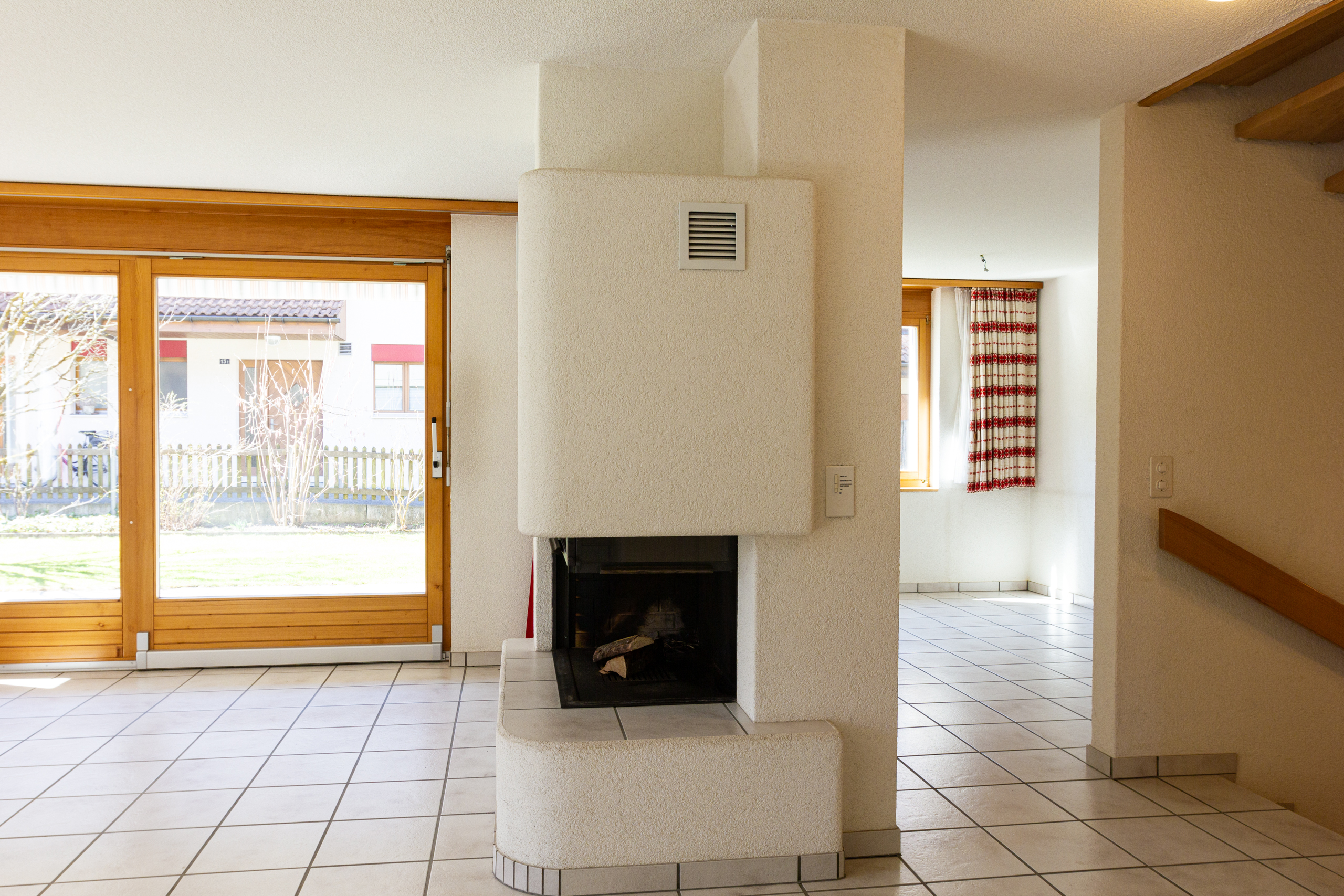 Wohnraum mit Kamin und Terrassentür
