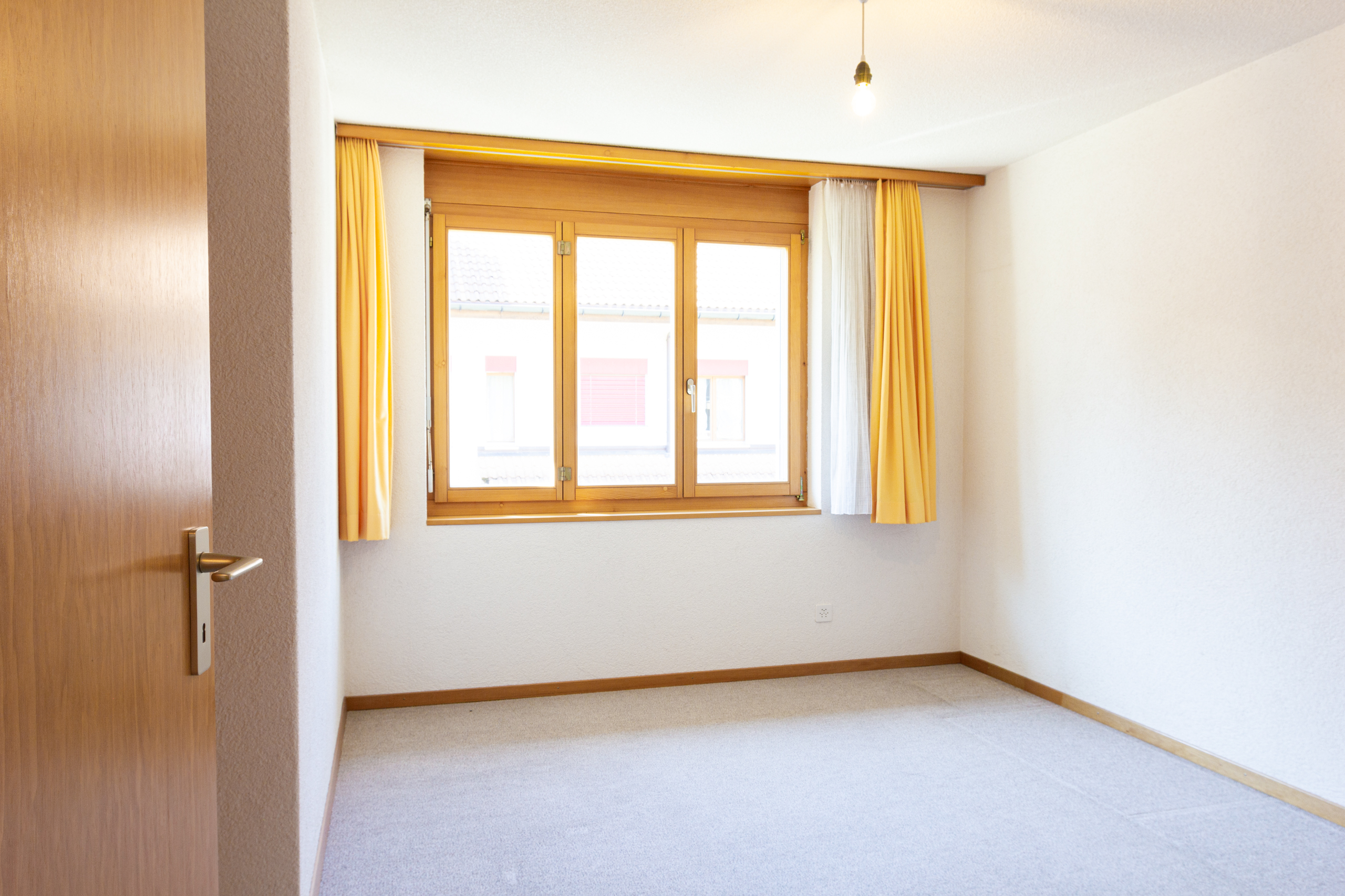 Leerer heller Raum mit Fenster