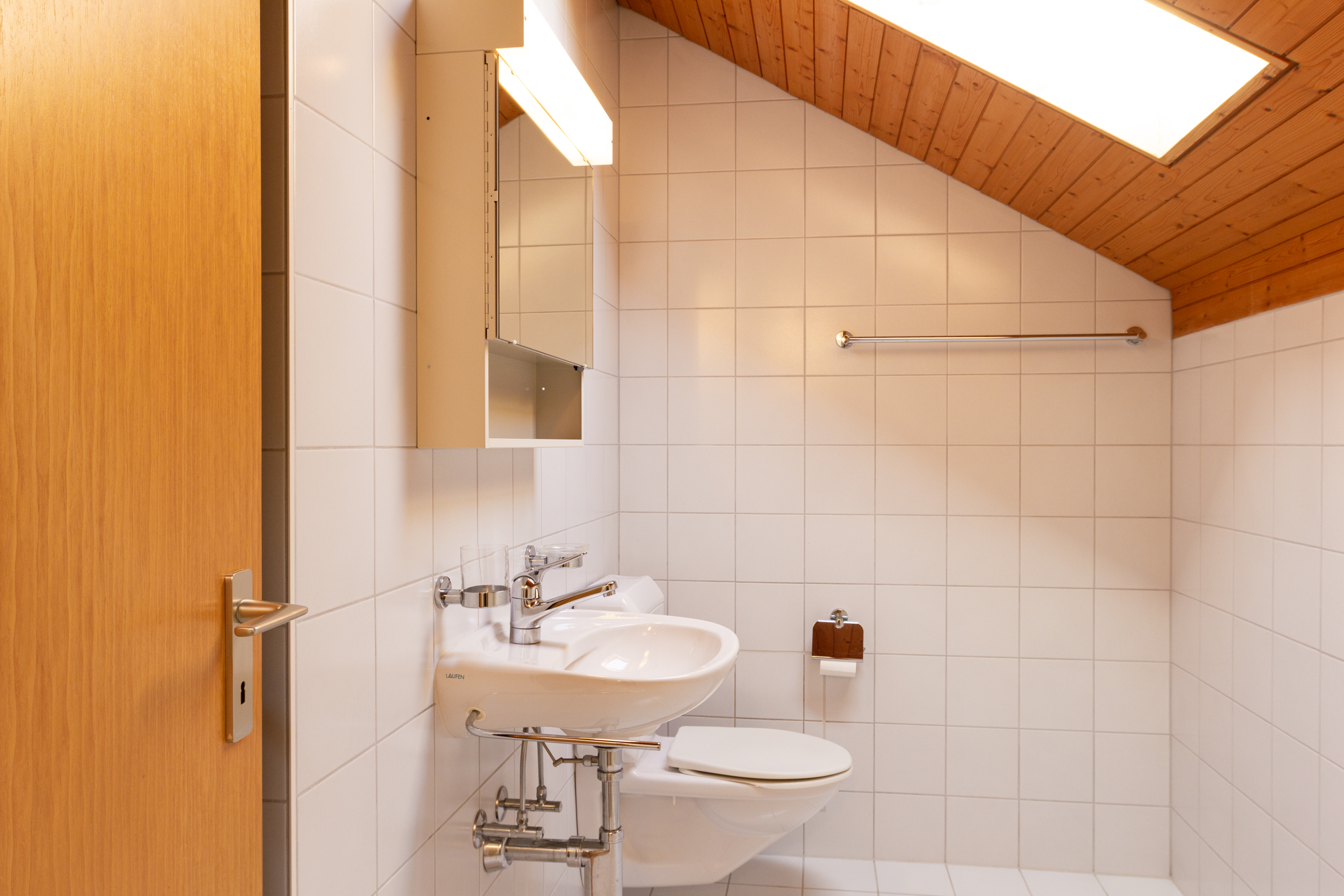 Dachbad mit WC und Waschbecken
