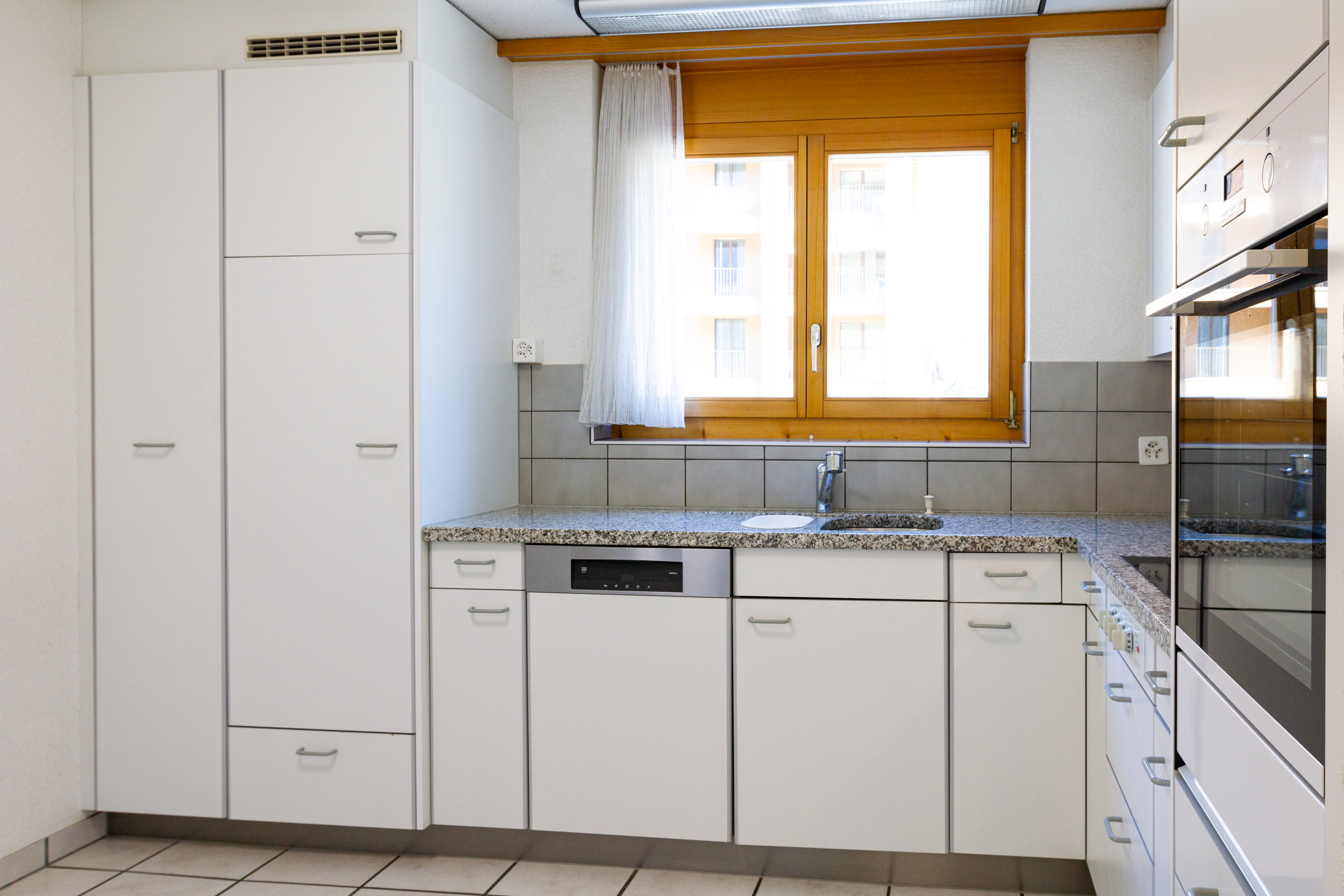 Helle Einbauküche mit Fenster