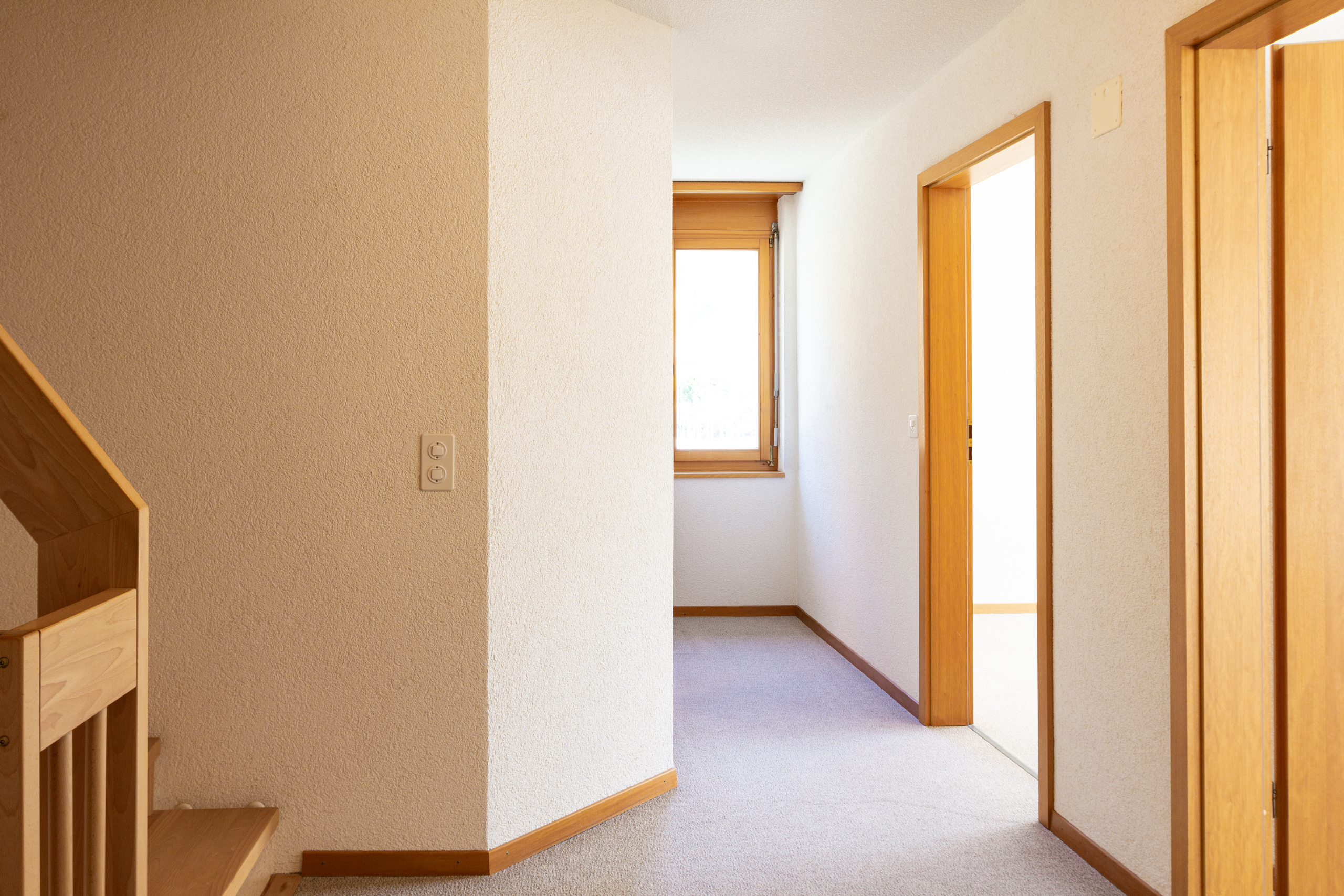 Heller Flur mit Holzdetails