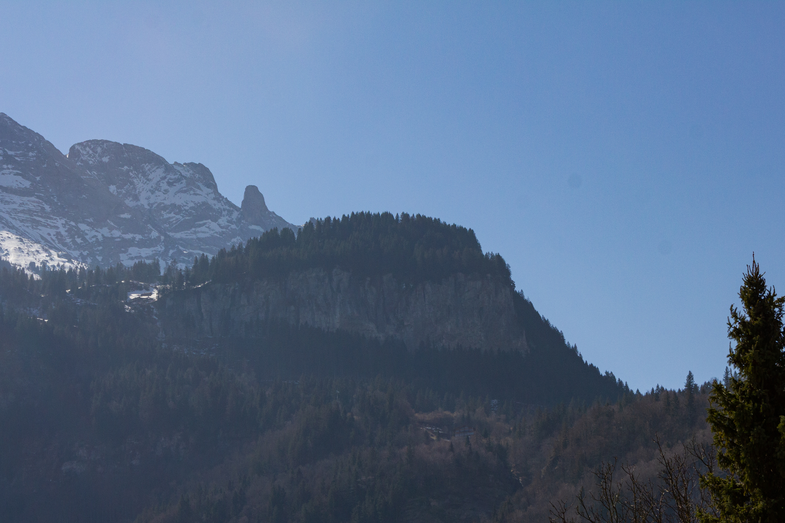Berglandschaft mit verschneiten Gipfeln