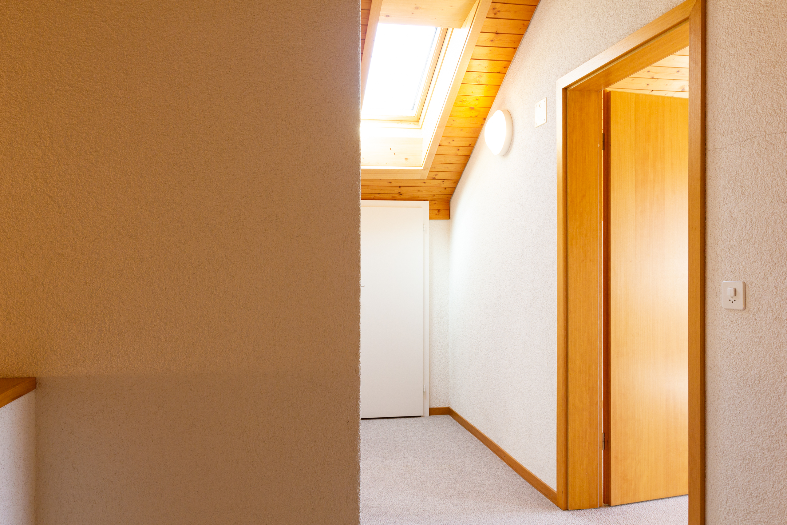 Dachgeschoss-Flur mit Dachfenster