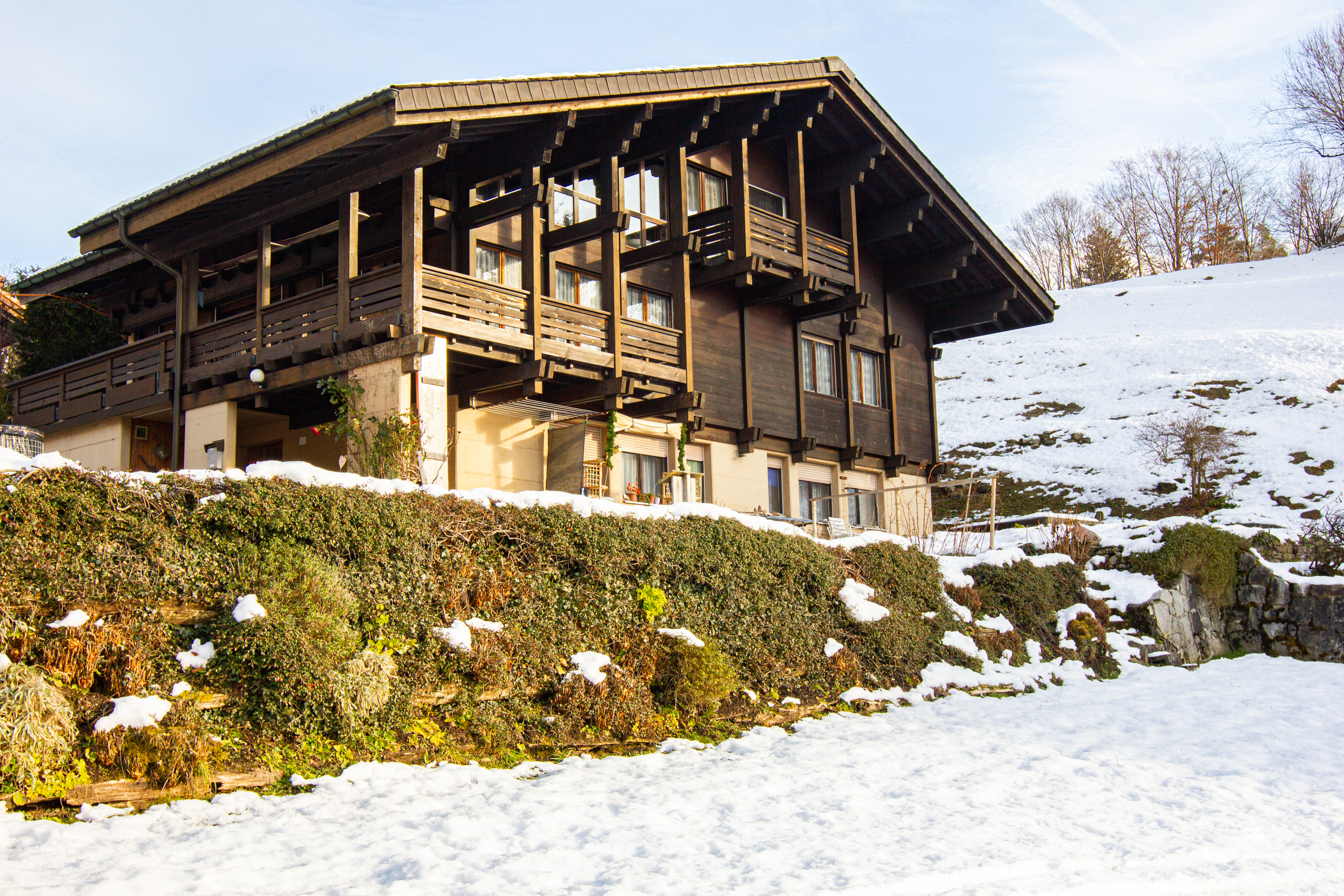 Alpines Holzhaus im Schnee