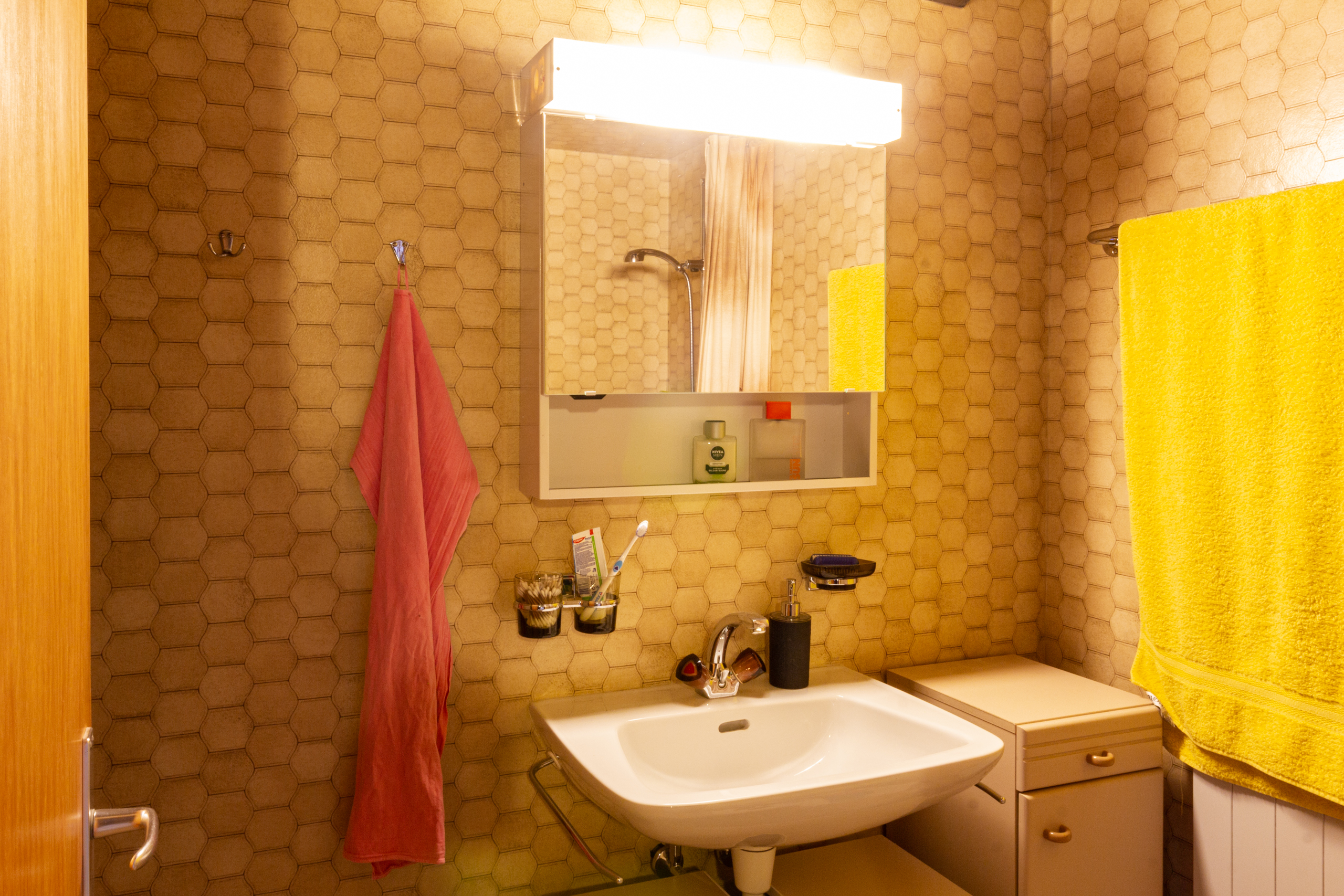 Kleines Badezimmer mit Retro-Kacheloptik