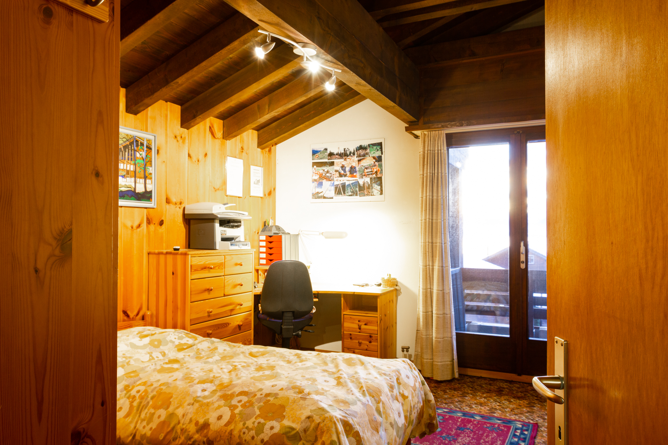 Rustikales Schlafzimmer mit Holzverkleidung