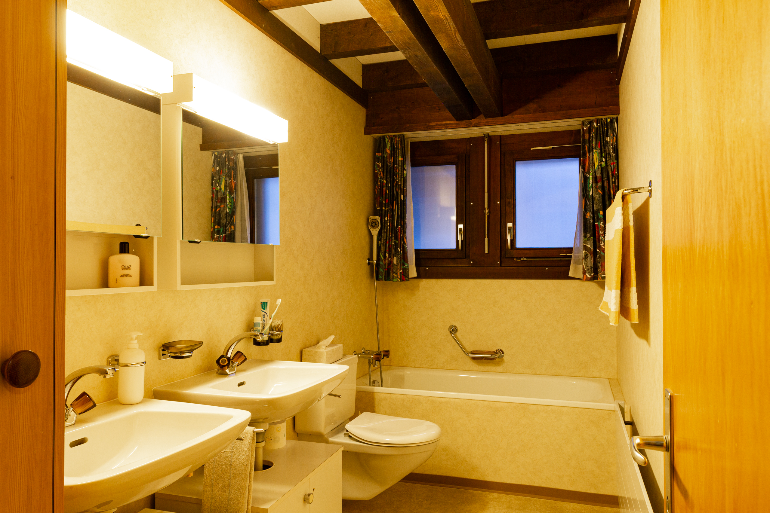 Badezimmer mit Doppelwaschbecken und Badewanne