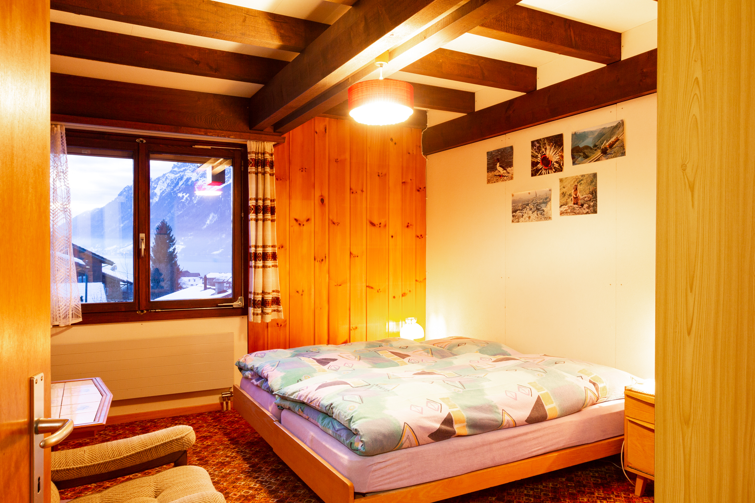Gemütliches Schlafzimmer mit Bergblick