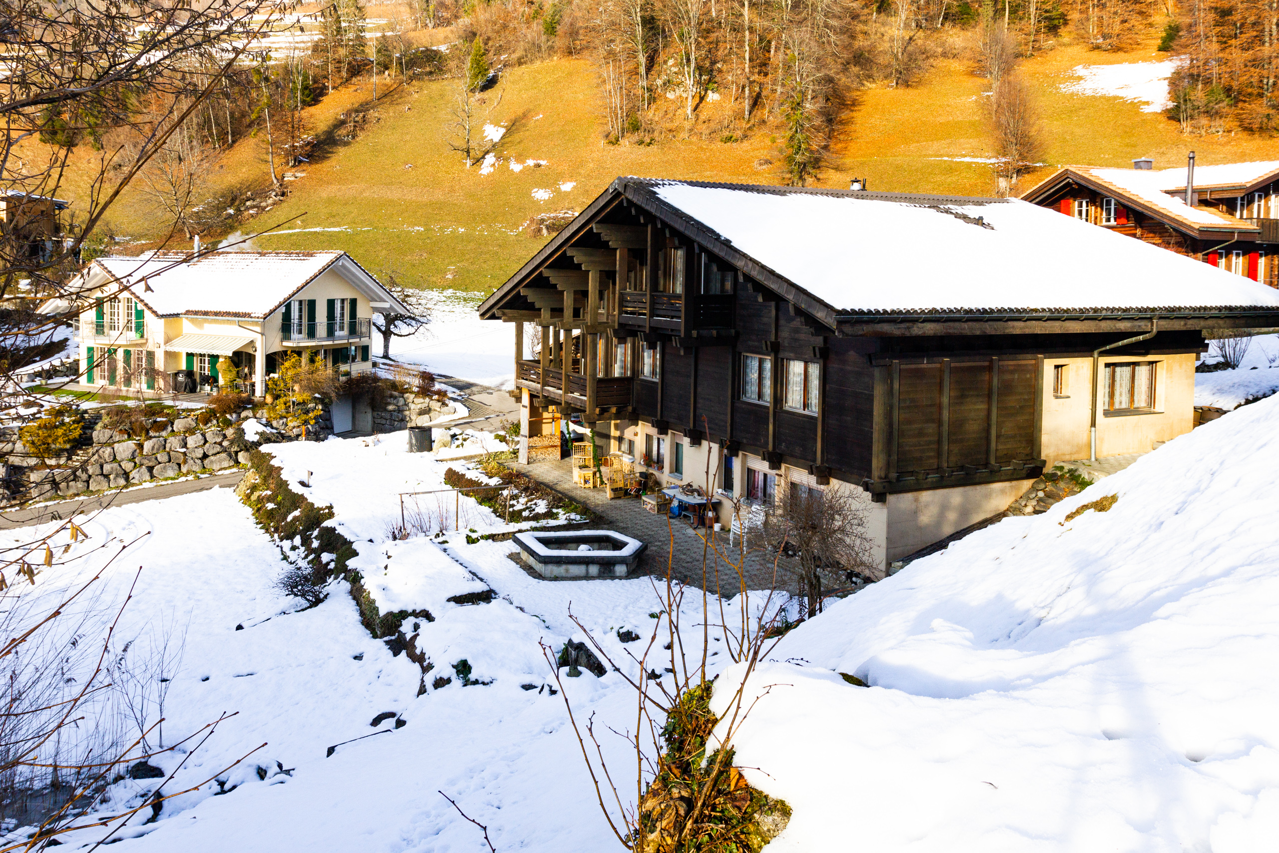 Alpines Wohnhaus im Schnee