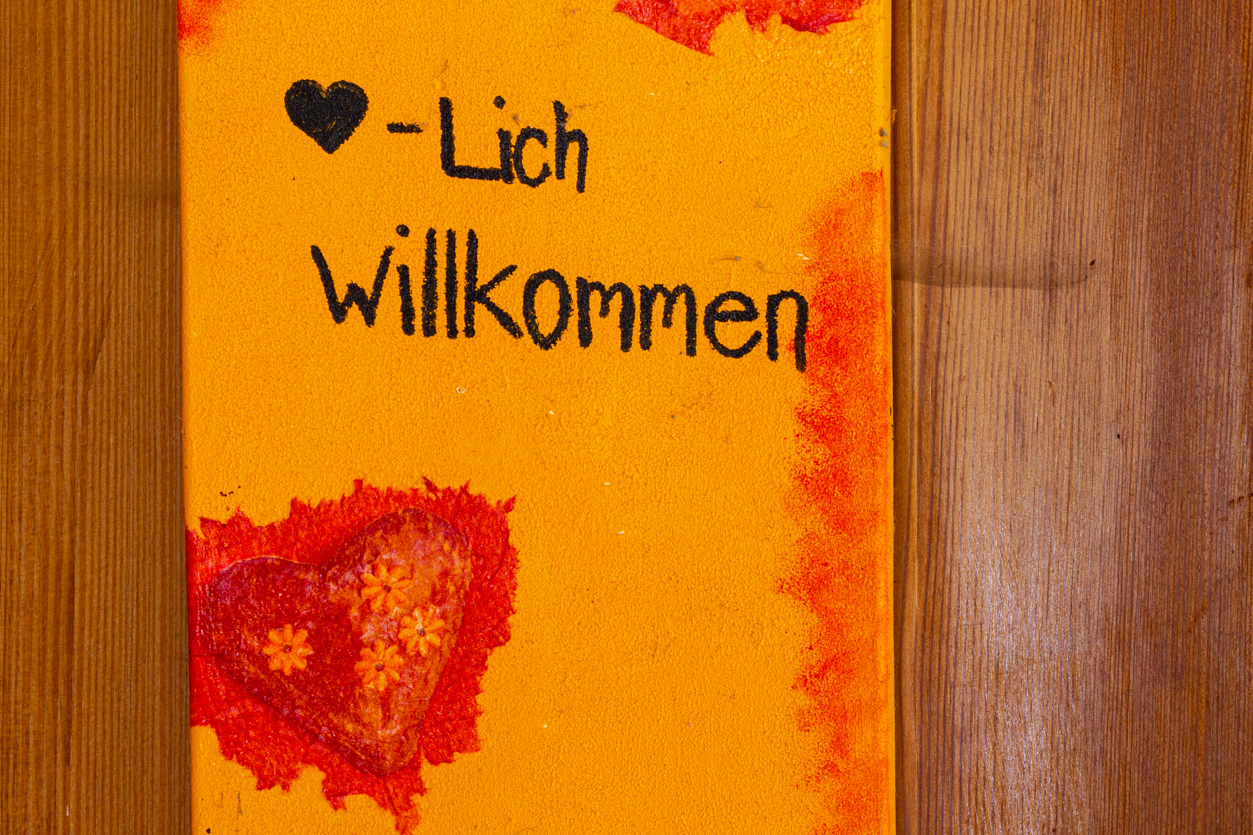 Willkommensschild mit Herzmotiv