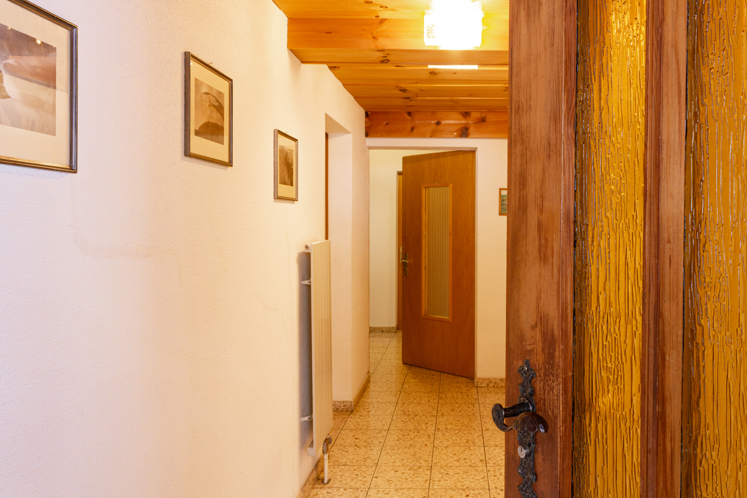 Flur mit Holztüren und Holzdecke