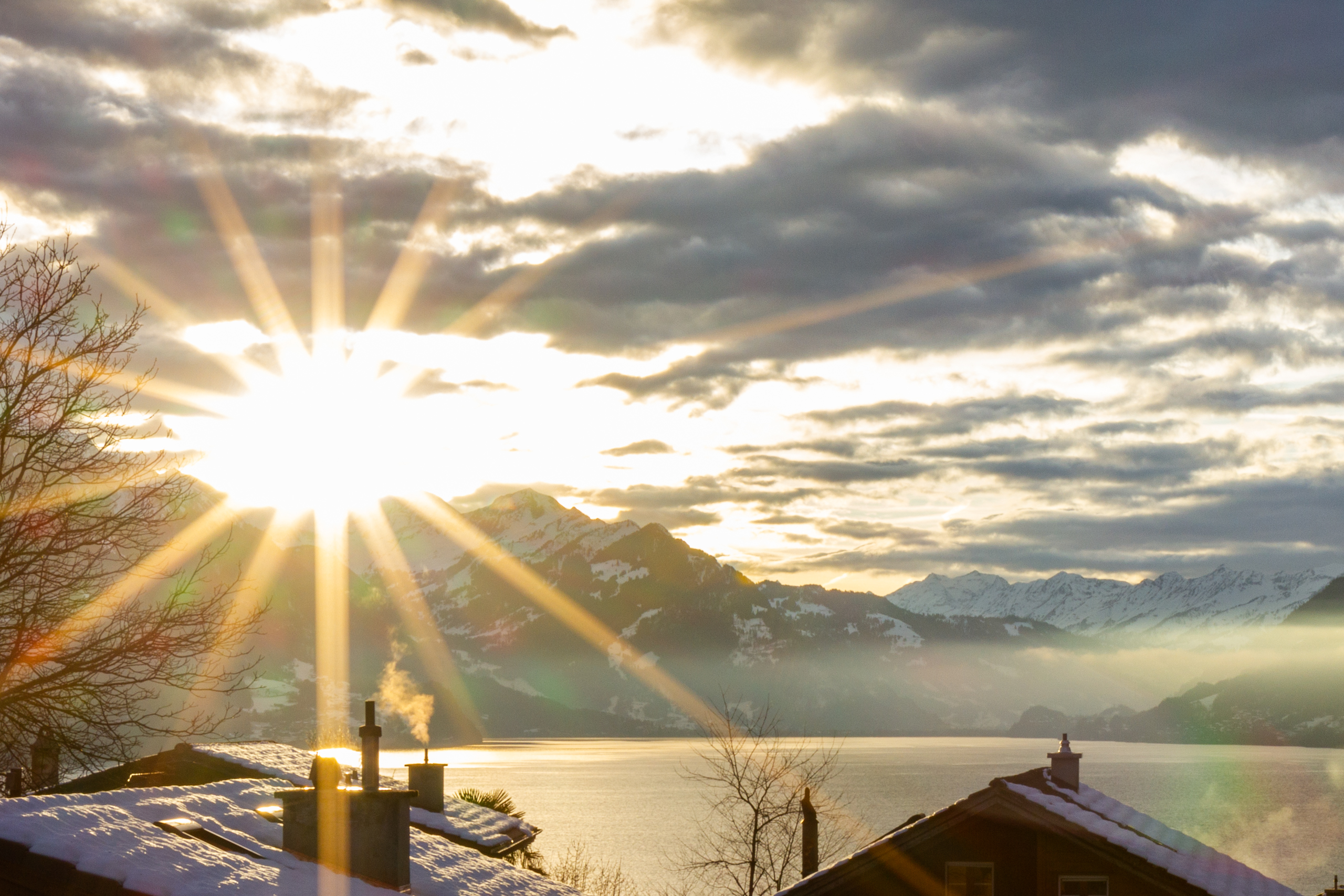 Berg- und Seeblick im Gegenlicht