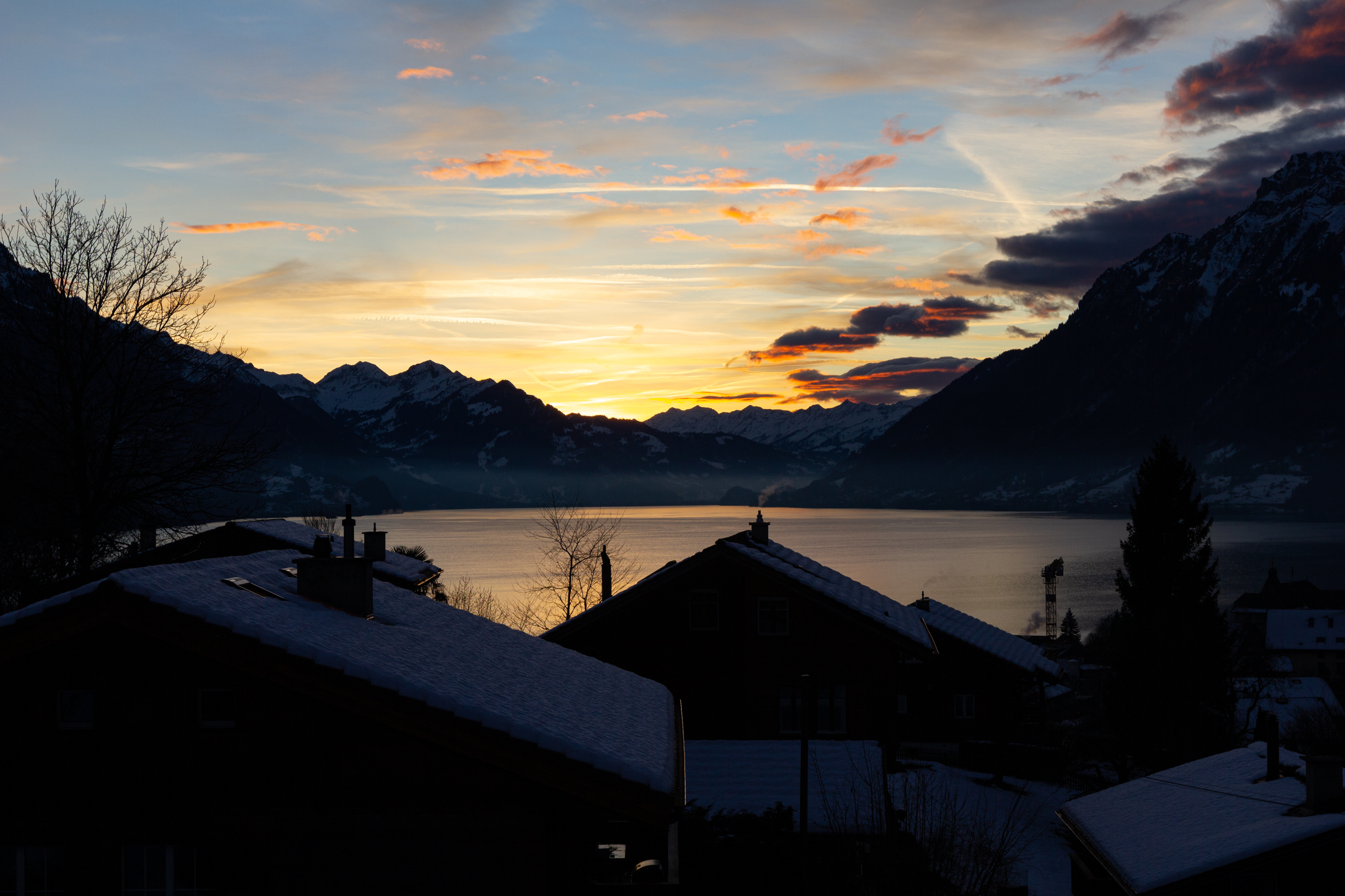 Sonnenuntergang über Alpen und See