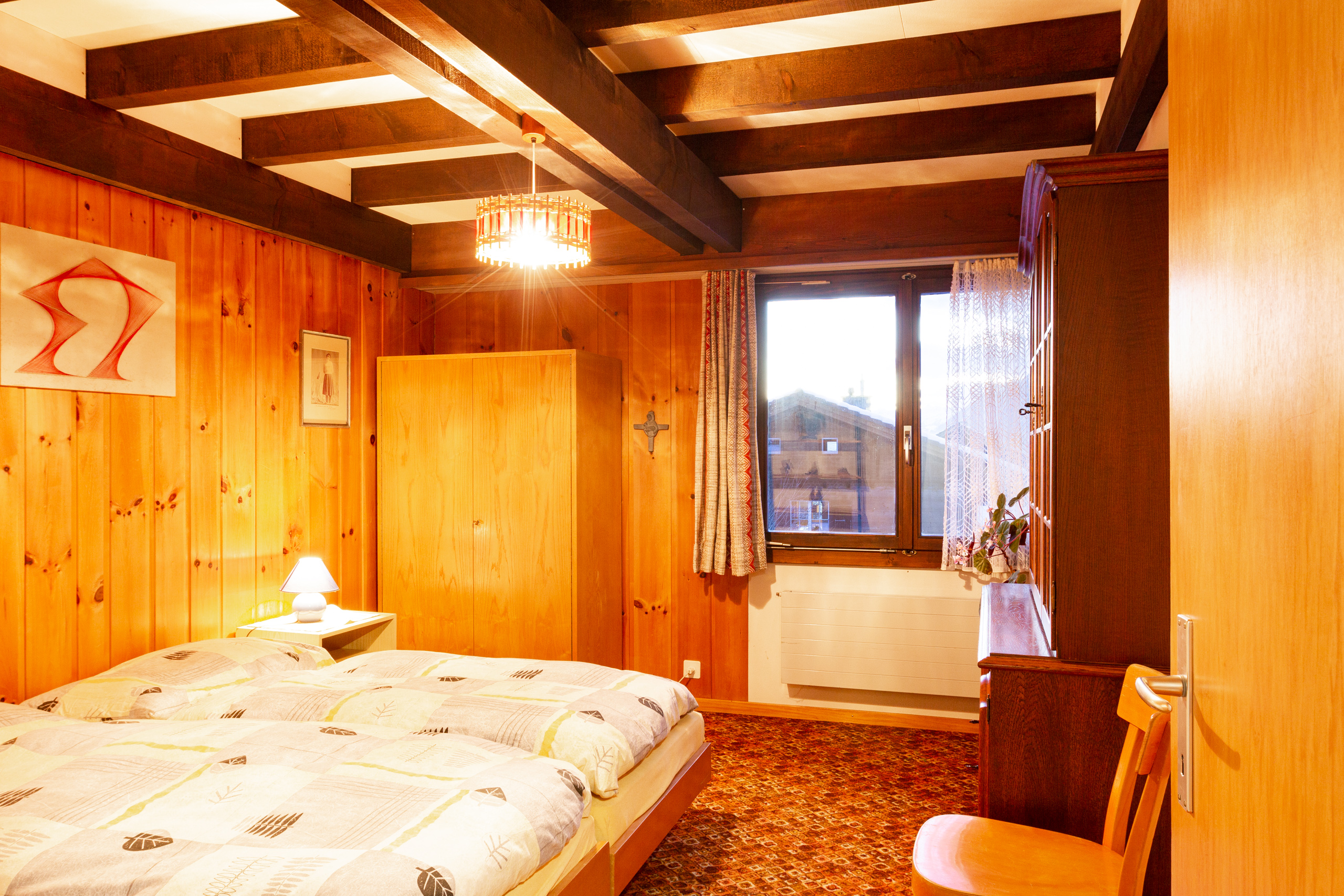 Gemütliches Schlafzimmer mit Holzvertäfelung